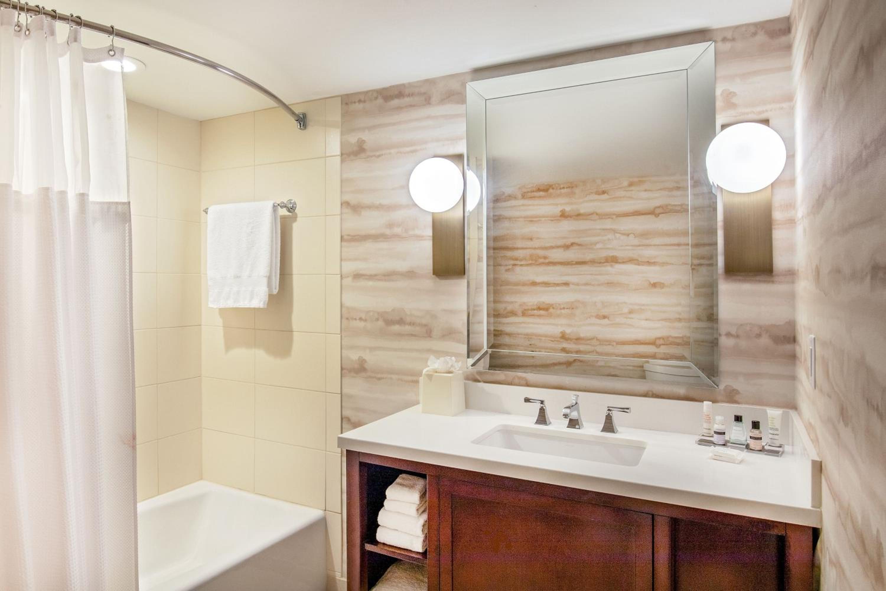 One-Bedroom King Suite - Photo 3