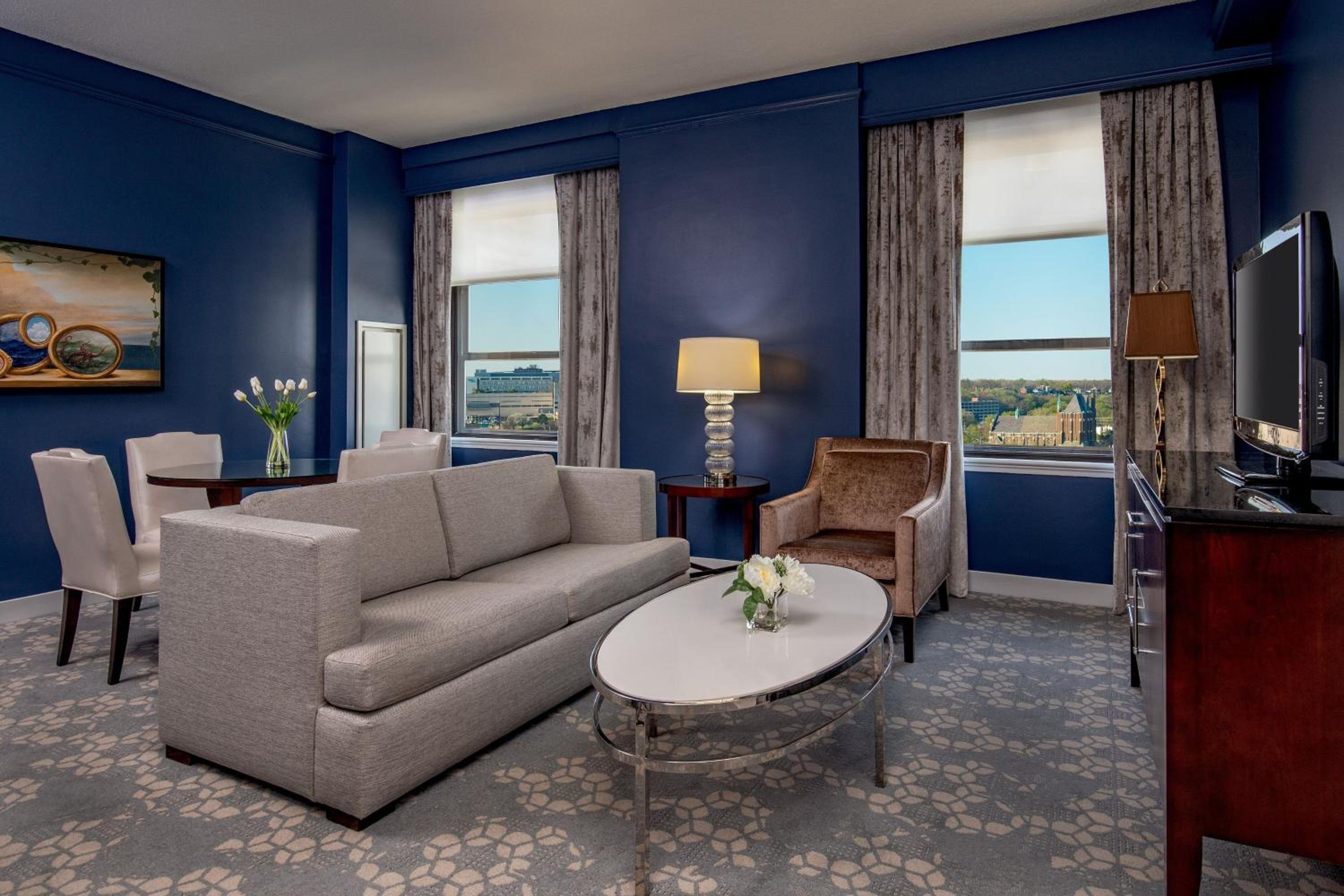 One-Bedroom King Suite - Photo 7