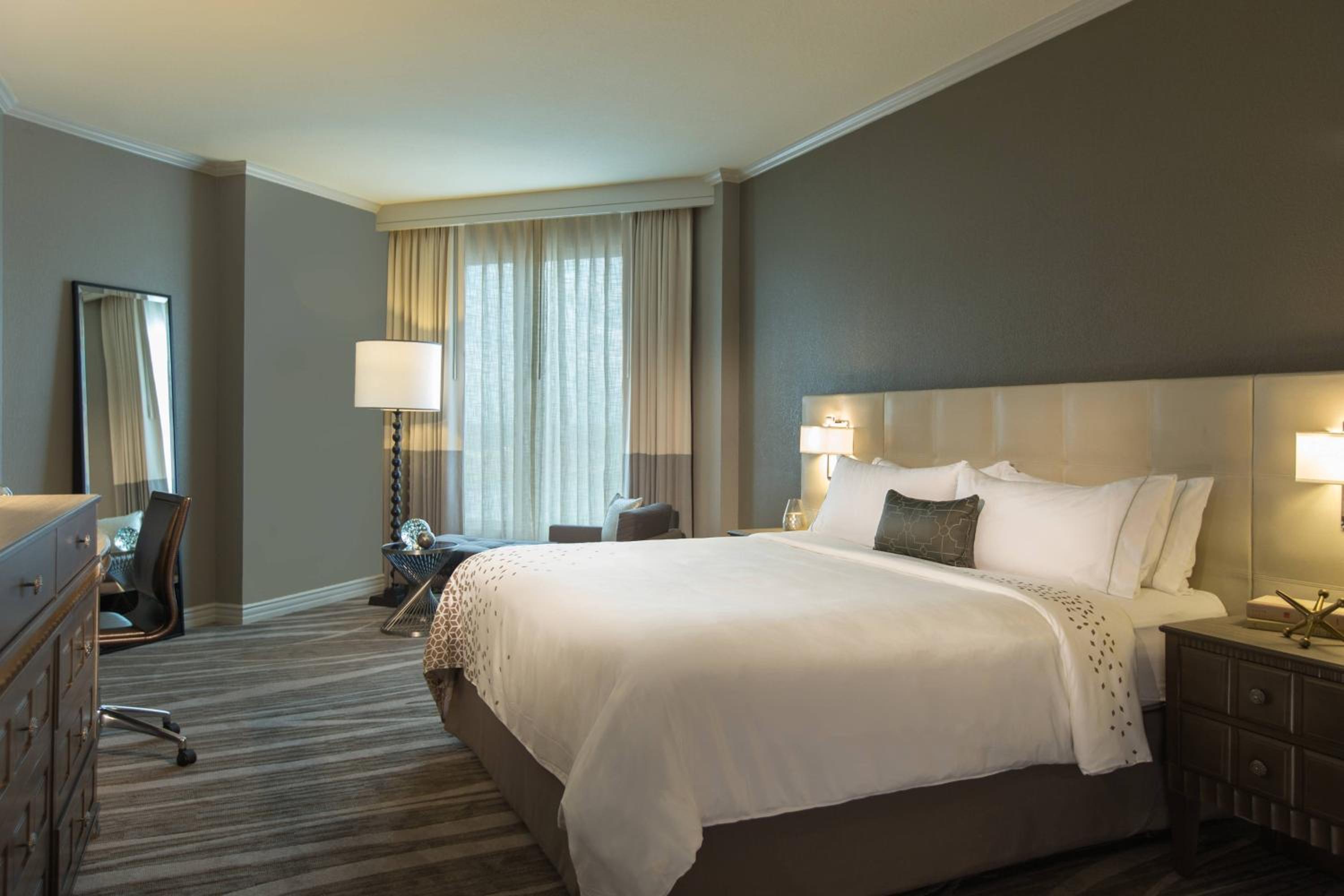 Executive King Room - Larger, Courtyard View, Corner - Photo 1