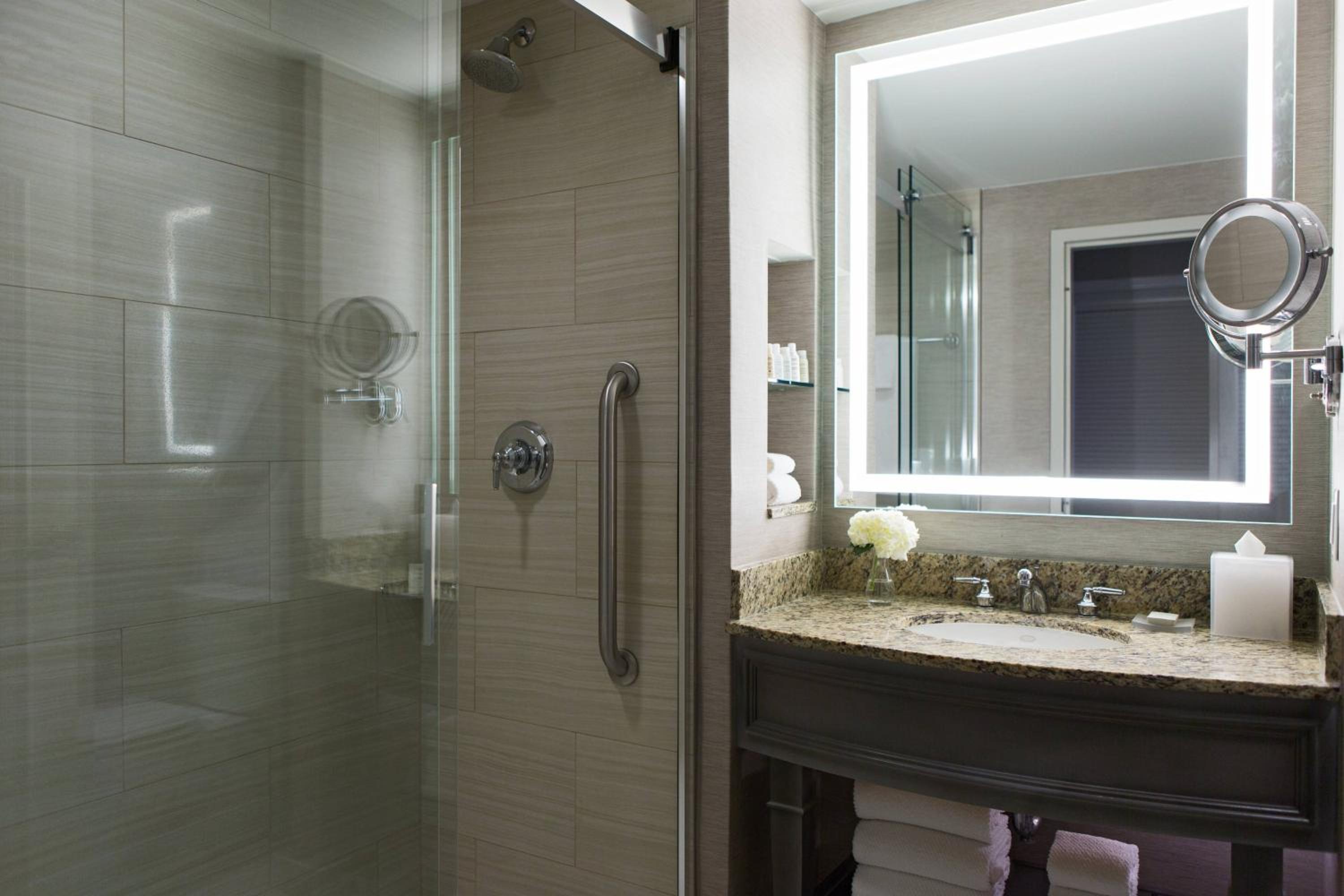 Executive King Room - Larger, Courtyard View, Corner - Photo 2