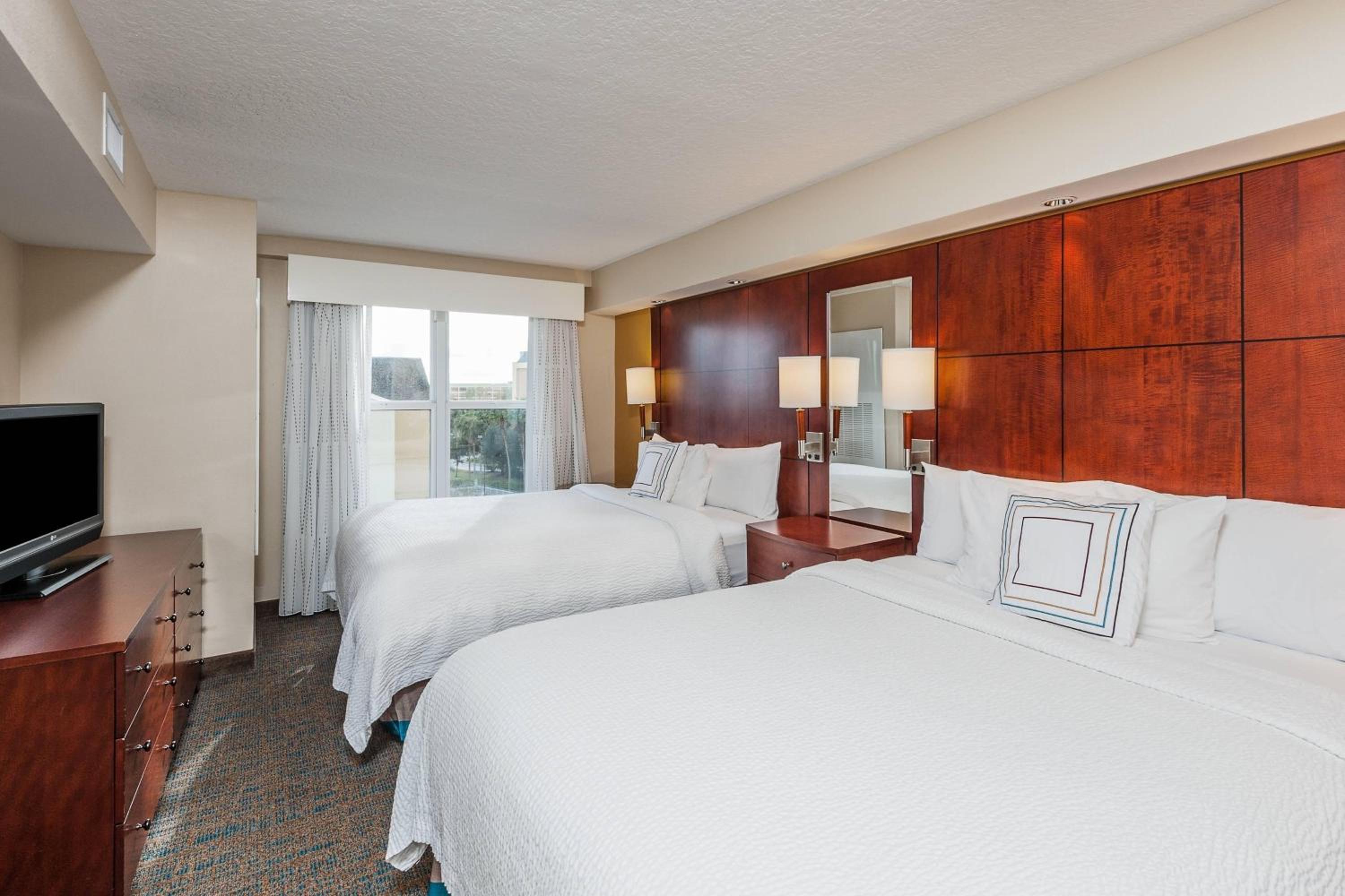 One-Bedroom King Suite with Sofa Bed thumbnail 6