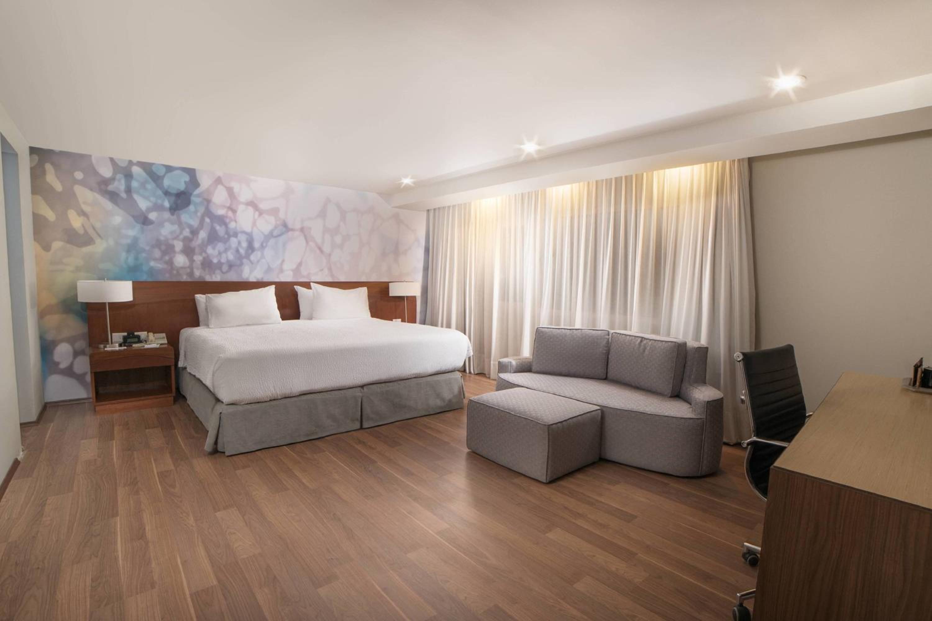 2 Bedroom Suite, Bedroom 1: 1 King, Bedroom 2: 1 Double - Photo 5