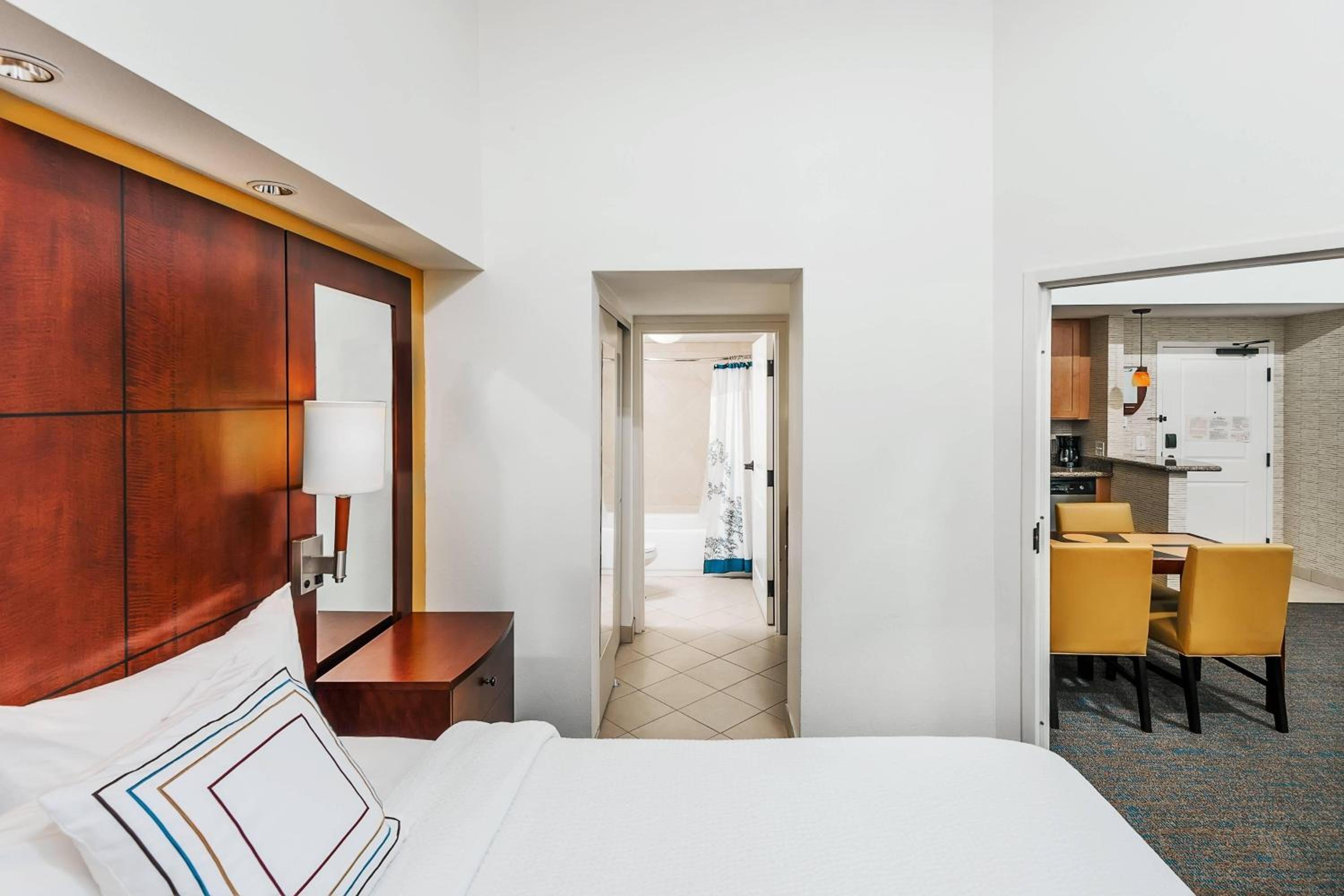 One-Bedroom Queen Suite with Sofa Bed thumbnail 5
