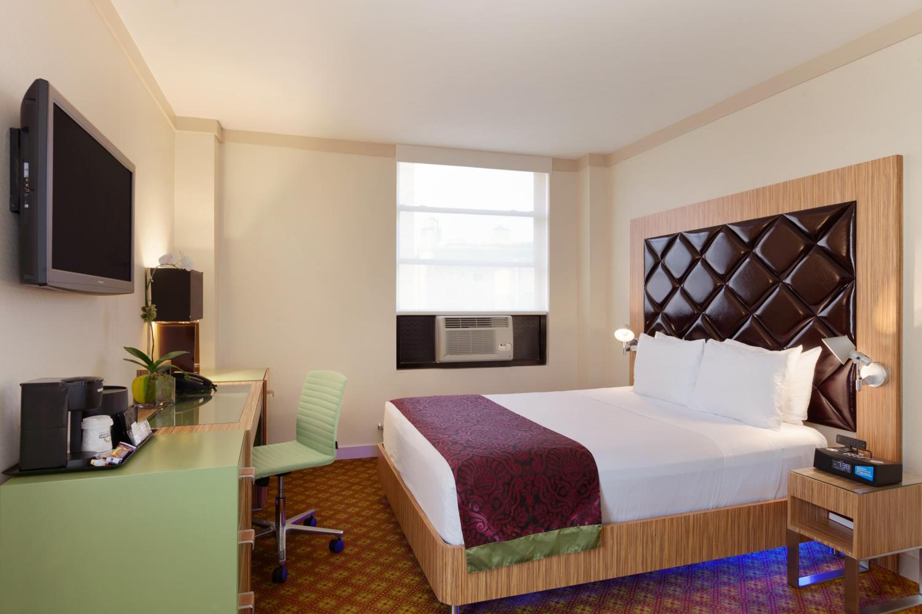 Silver, 1 Queen Bed  photo 2