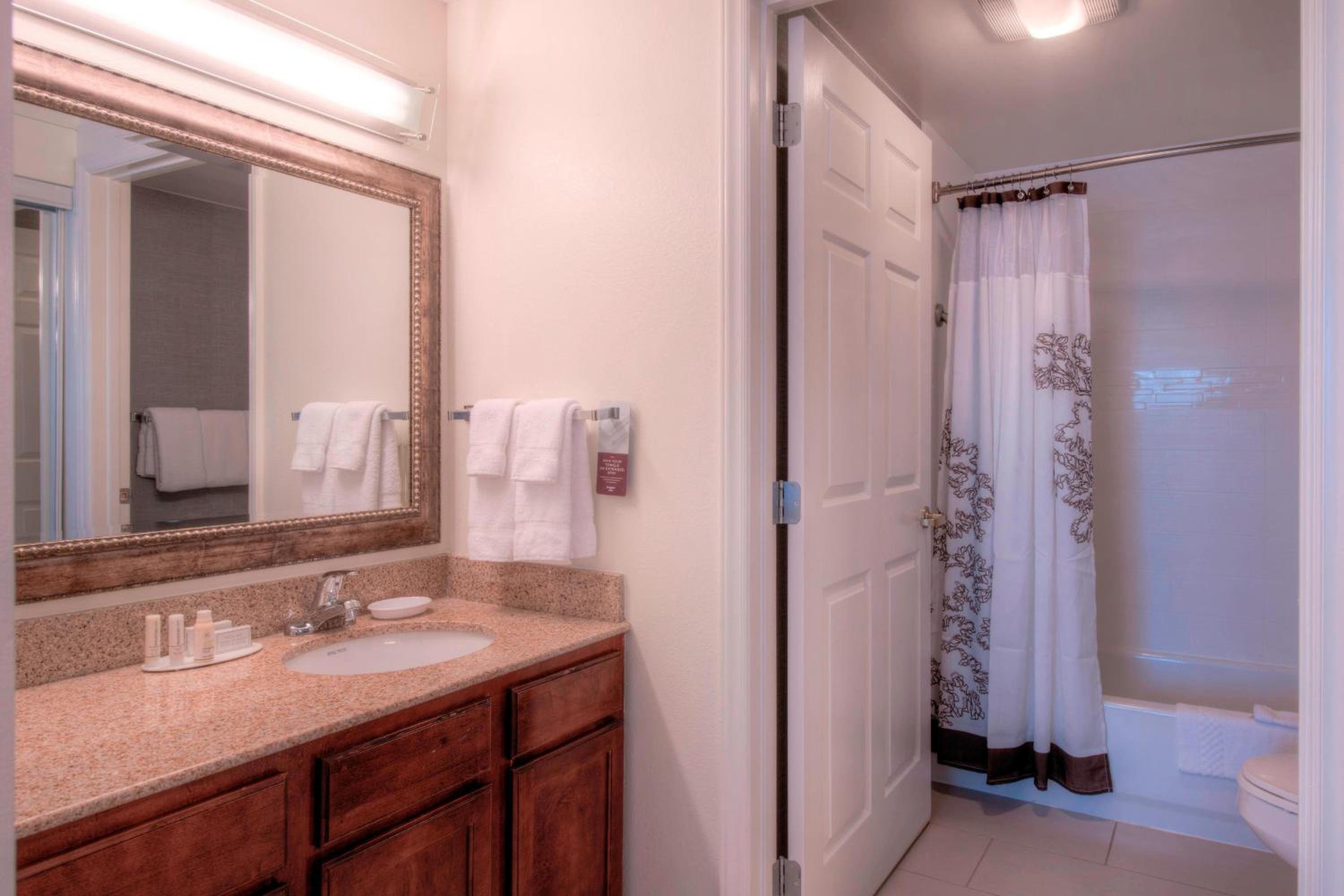 One-Bedroom Queen Suite with Sofa Bed and Adapted Tub - Mobility Accessible - Photo 9