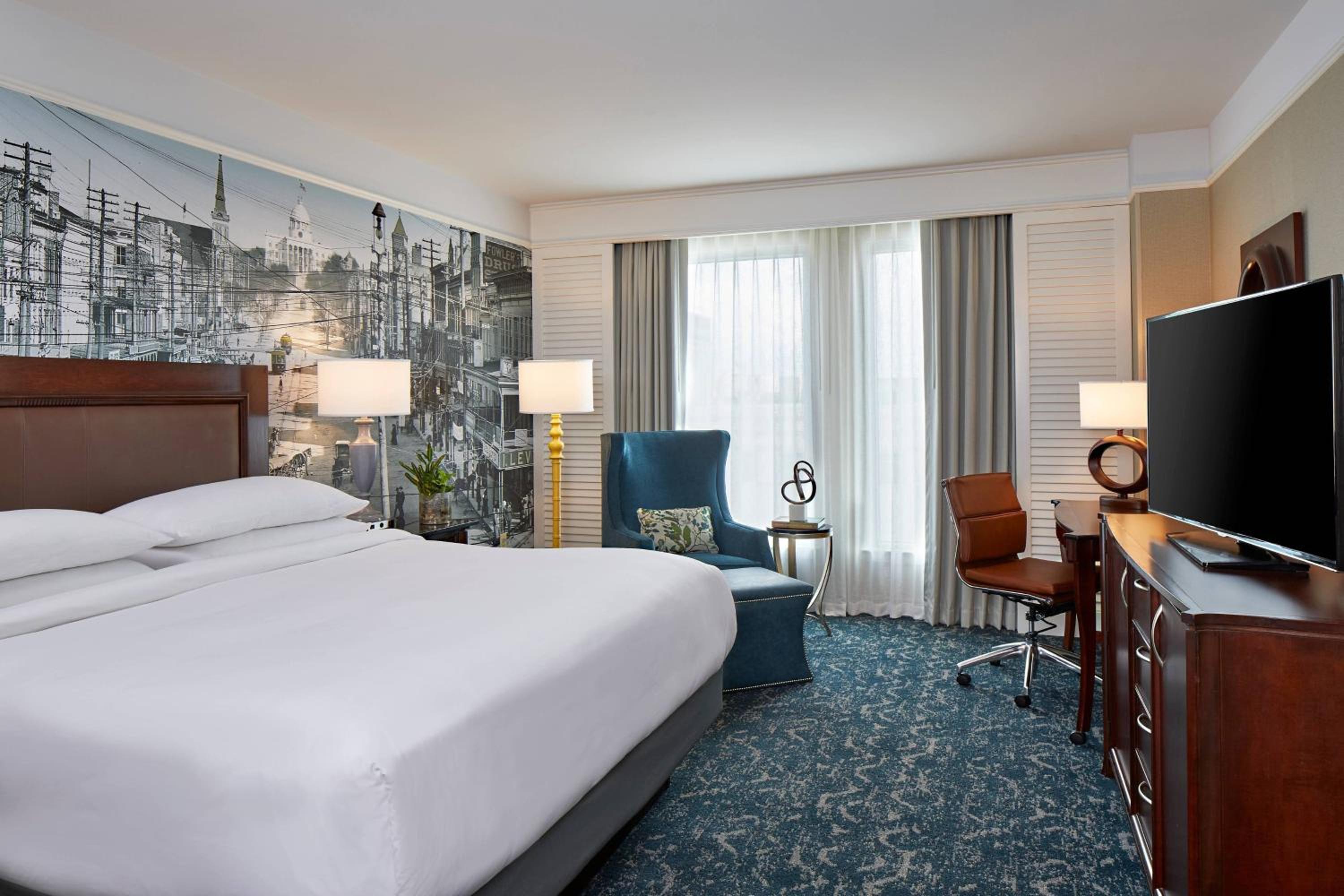 King Room with Adapted Tub - Mobility and Hearing Accessible