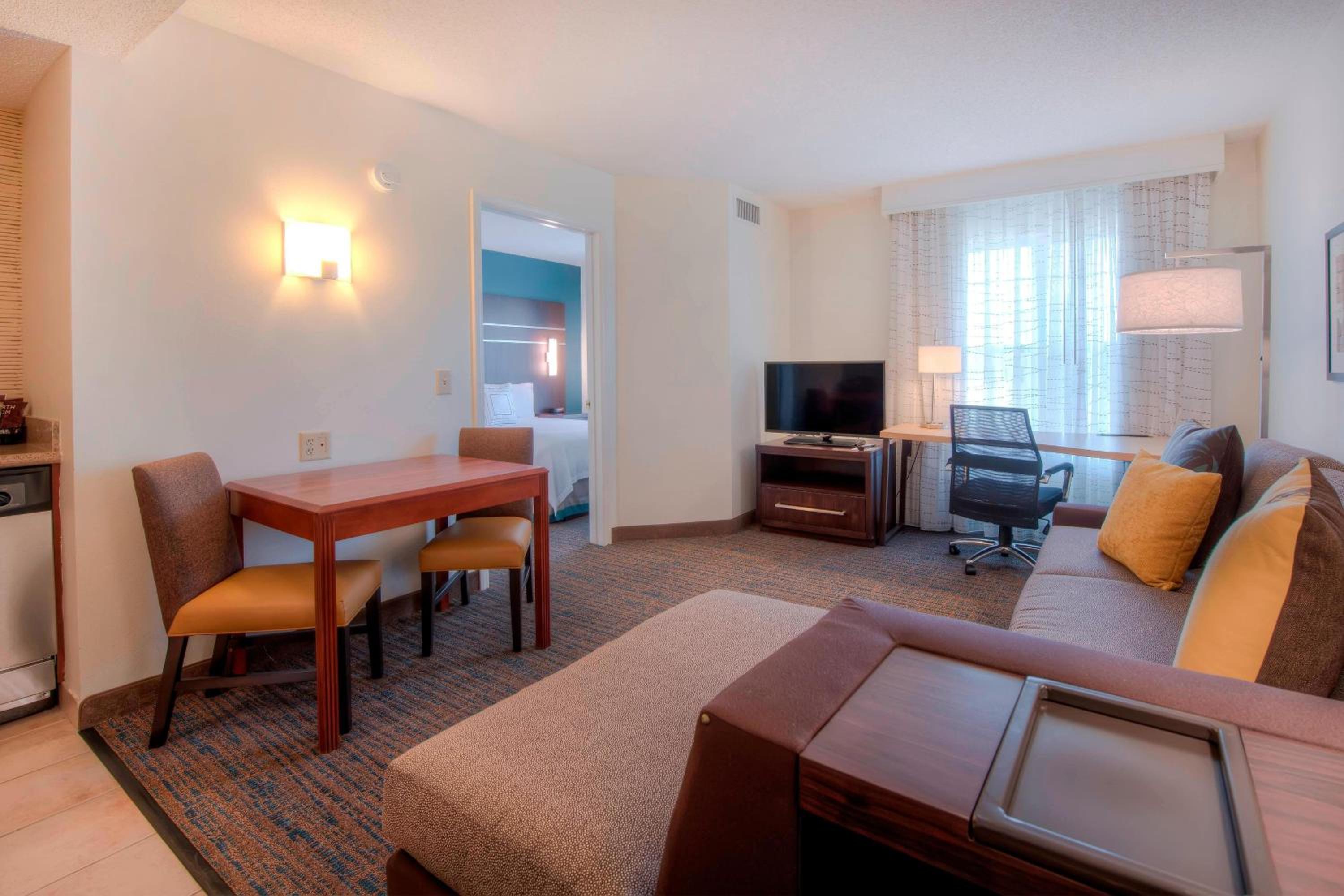 One-Bedroom Queen Suite with Sofa Bed and Adapted Tub - Mobility Accessible - Photo 2