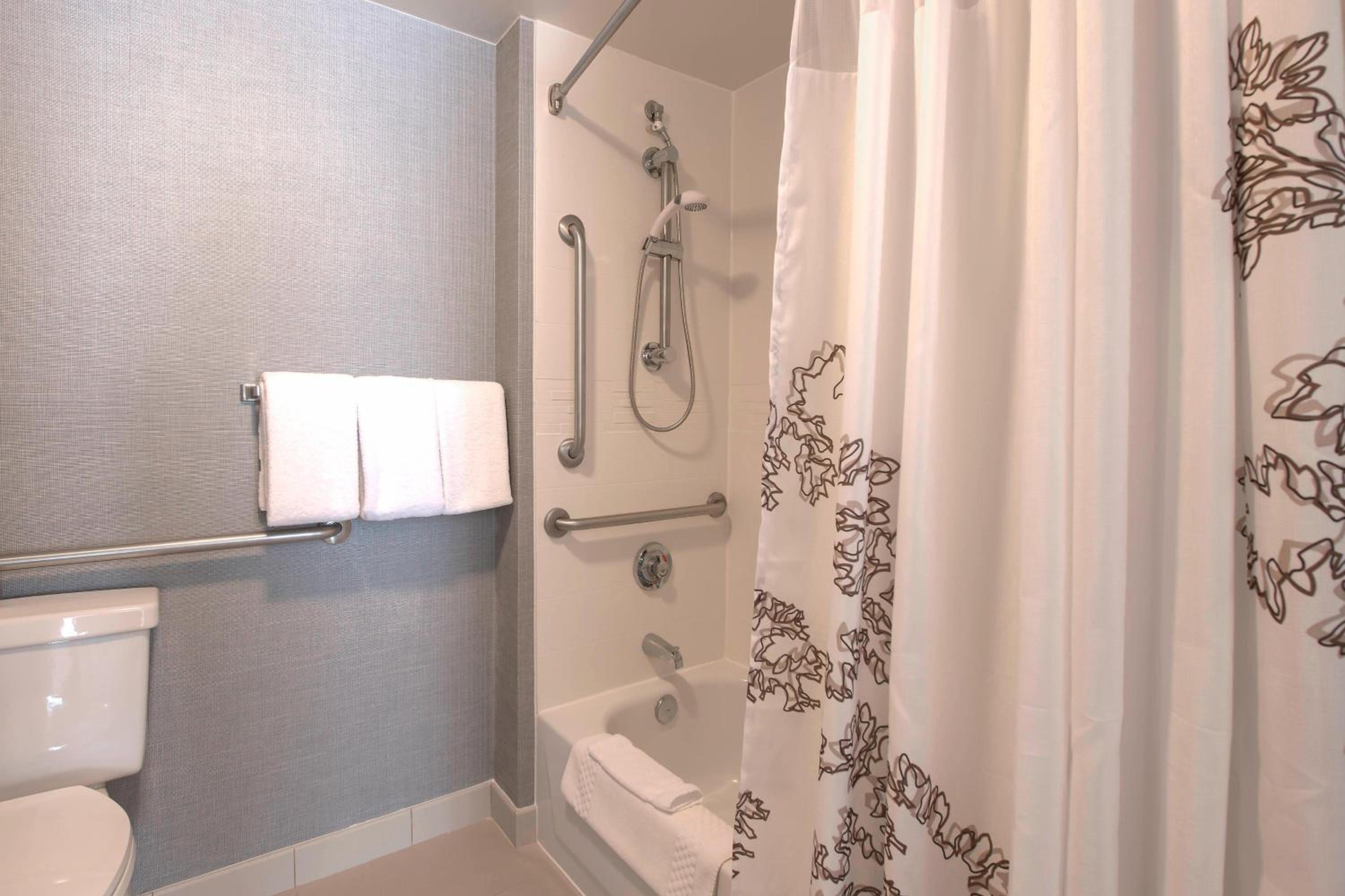One-Bedroom Queen Suite with Sofa Bed and Adapted Tub - Mobility Accessible - Photo 11