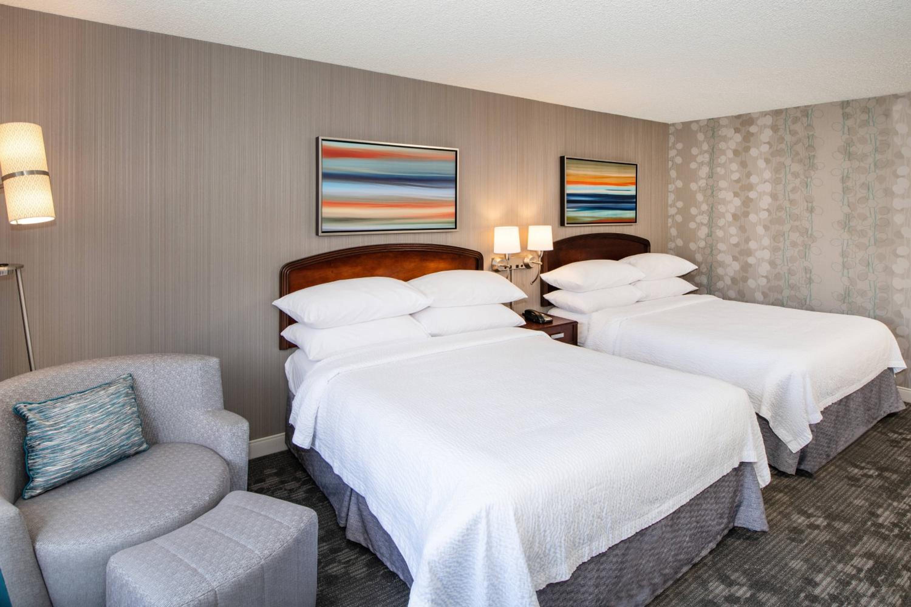 Queen Room with Two Queen Beds - Photo 4