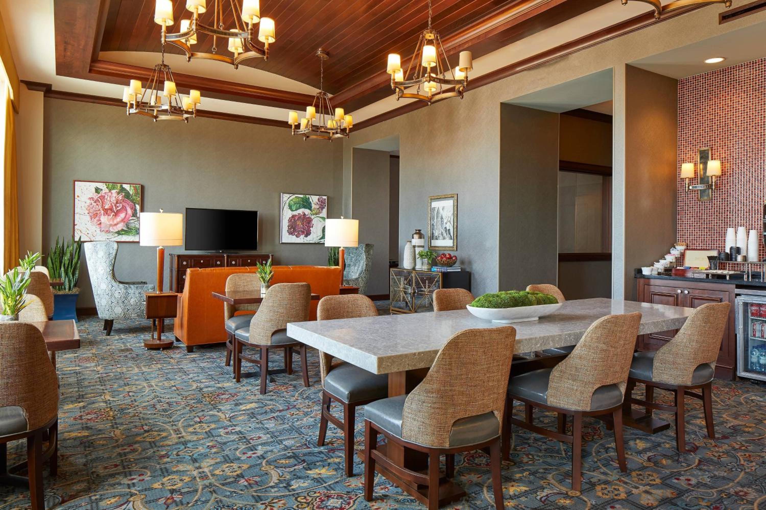 Junior Suite with Two Queen Beds and Sofa Bed photo 2