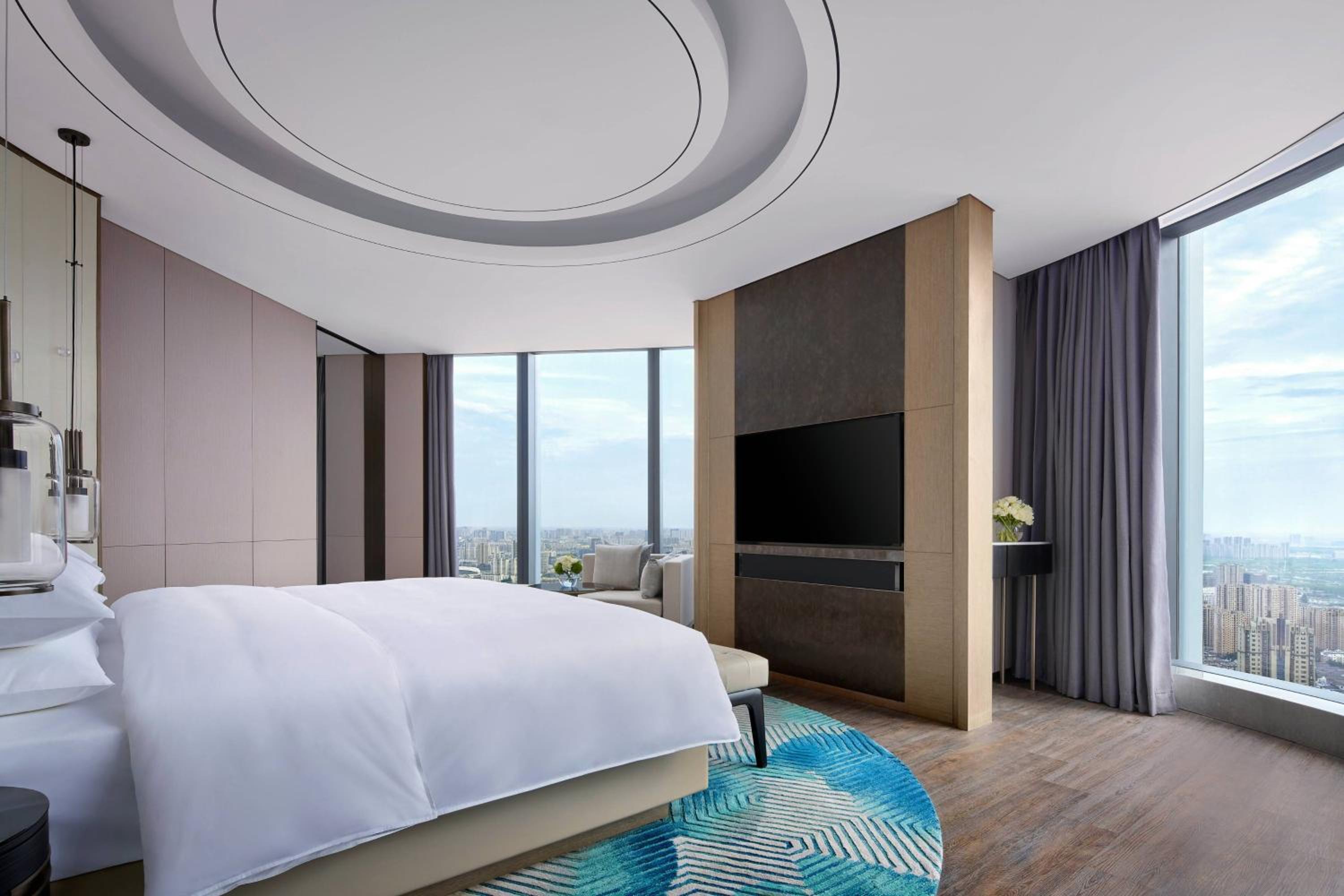 Executive King Suite with City View and Club Lounge Access