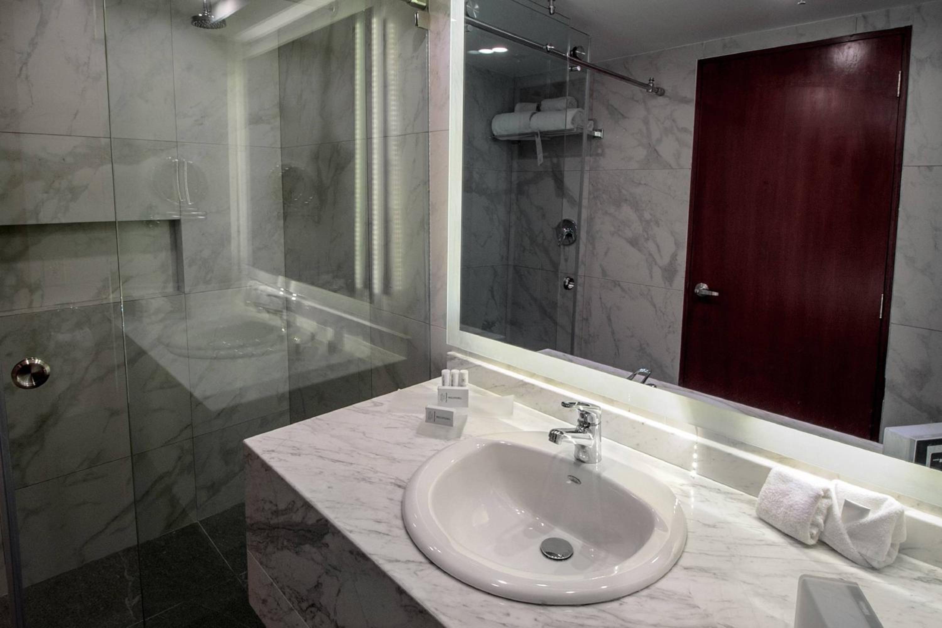2 Bedroom Suite, Bedroom 1: 1 King, Bedroom 2: 1 Double - Photo 2