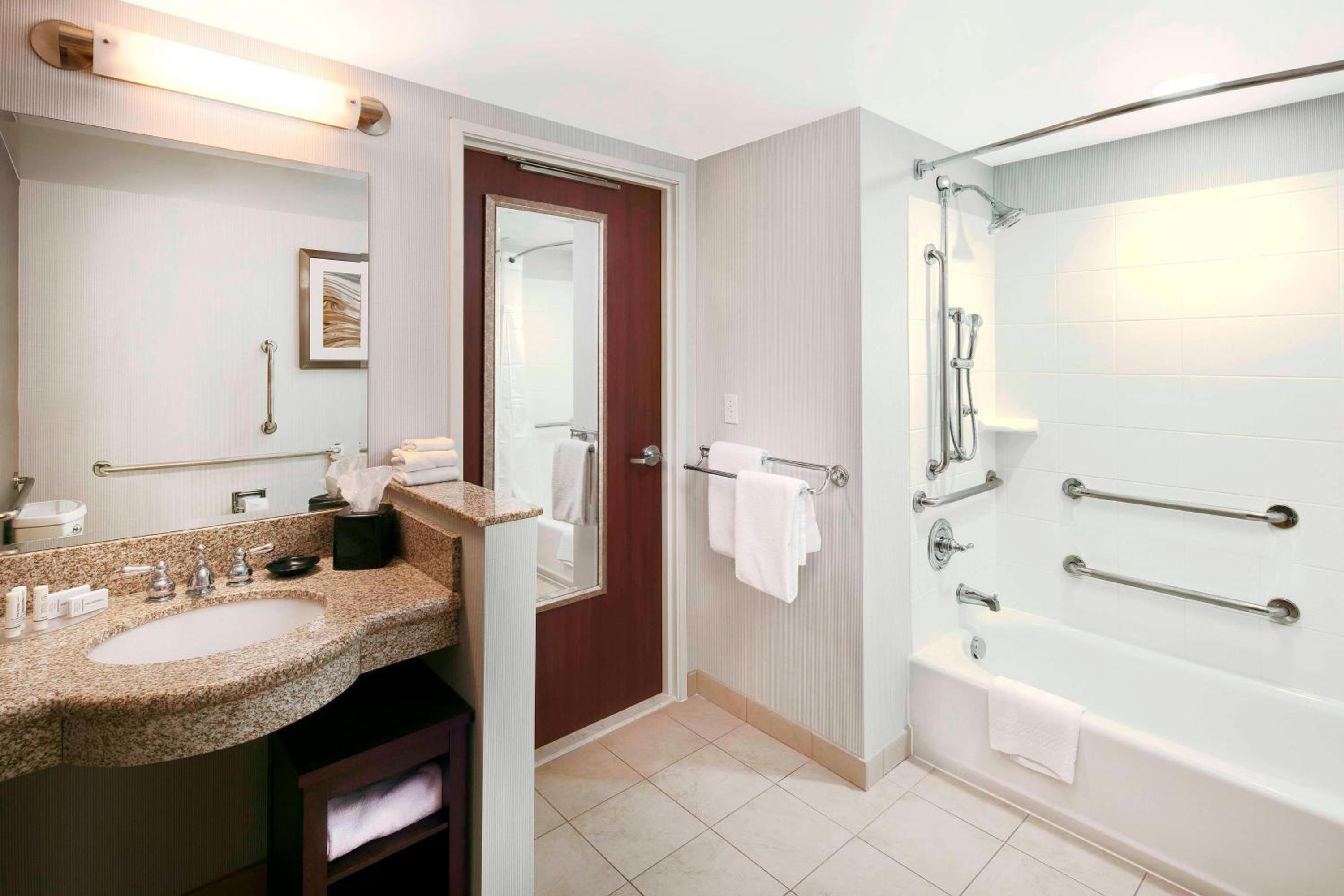 Queen Room with Two Queen Beds and Adapted Tub - Mobility and Hearing Accessible photo 3