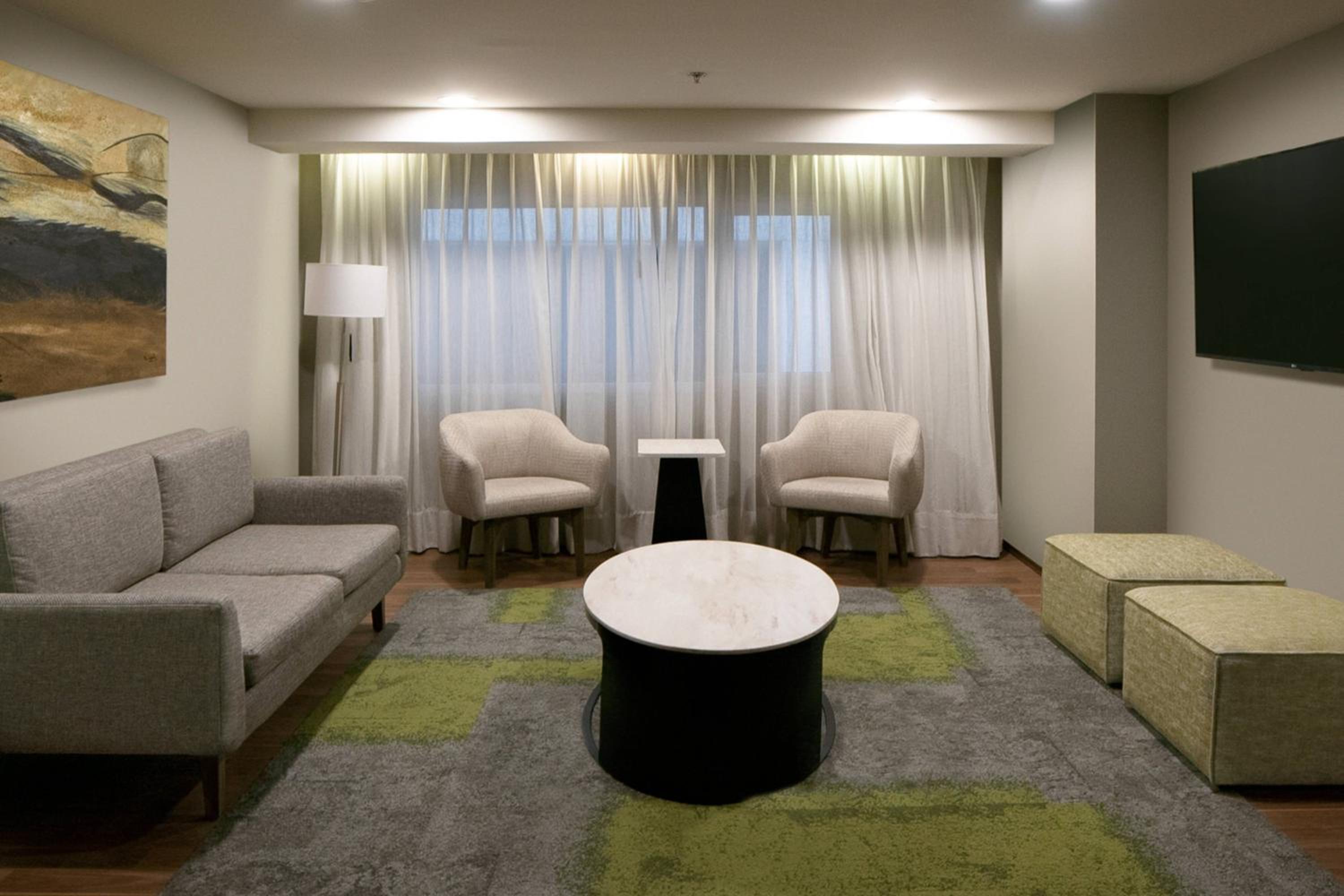 2 Bedroom Suite, Bedroom 1: 1 King, Bedroom 2: 1 Double - Photo 3