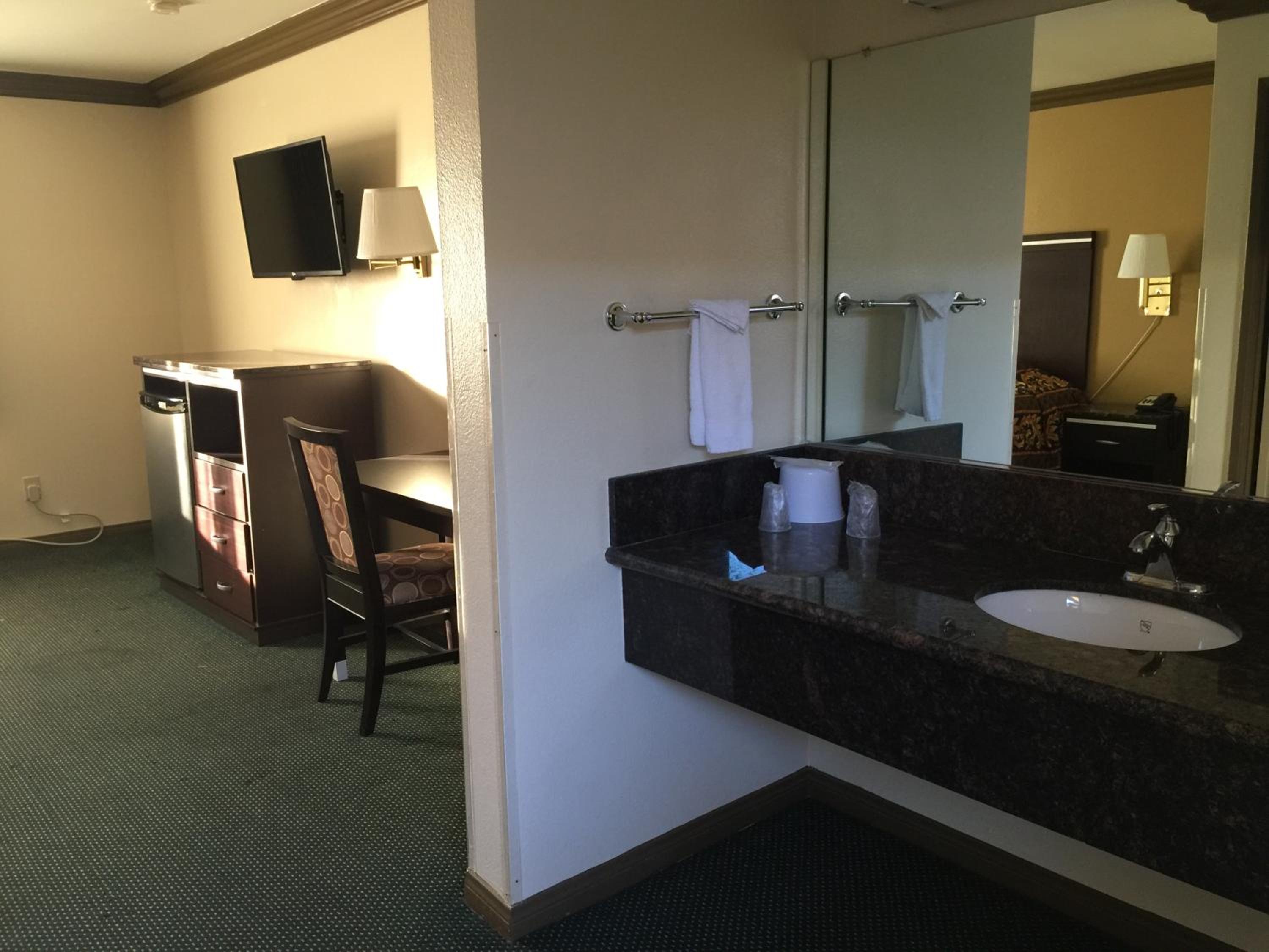 Queen Room with Two Queen Beds - Non-Smoking photo 2