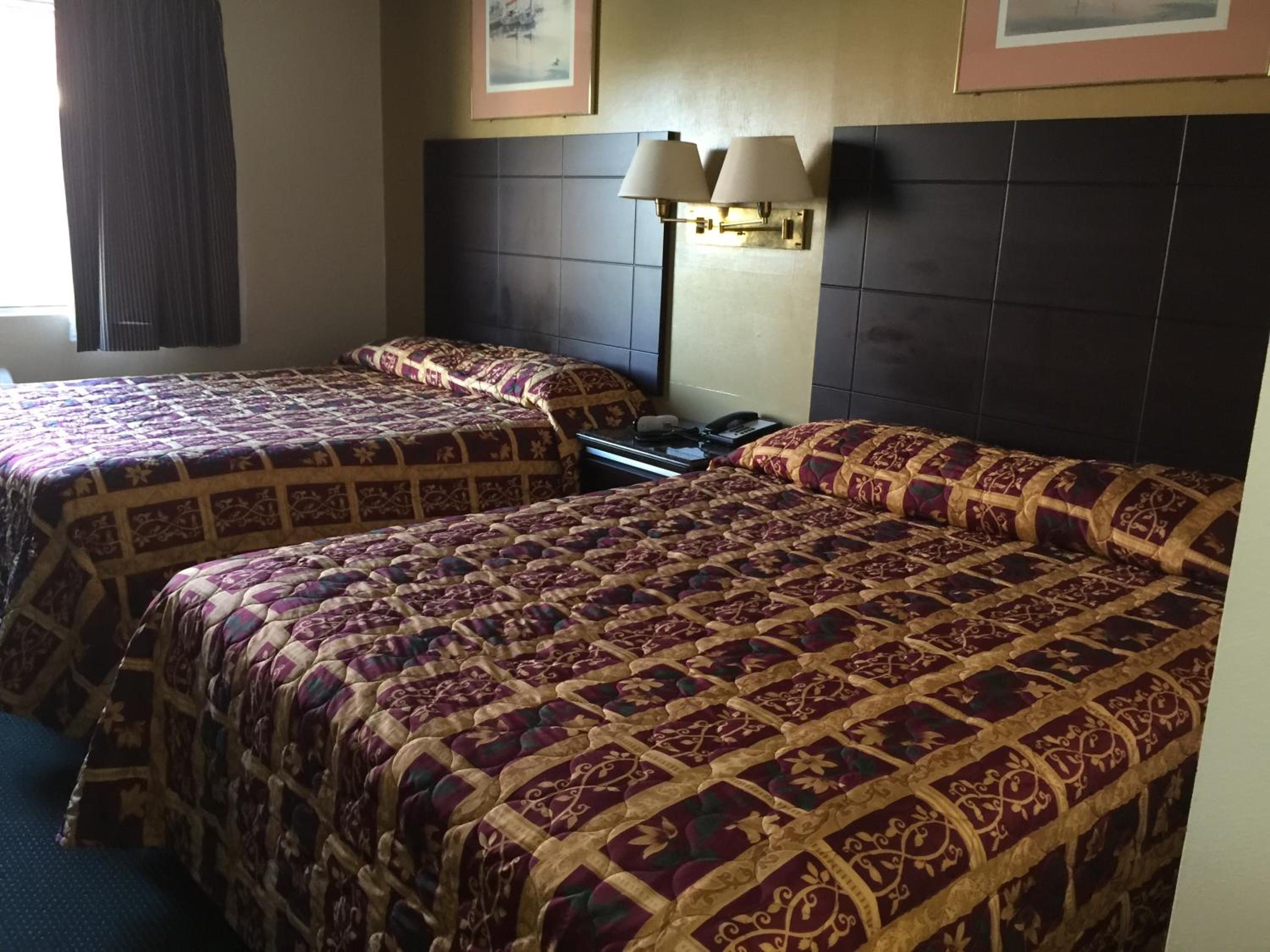Queen Room with Two Queen Beds - Smoking photo 1