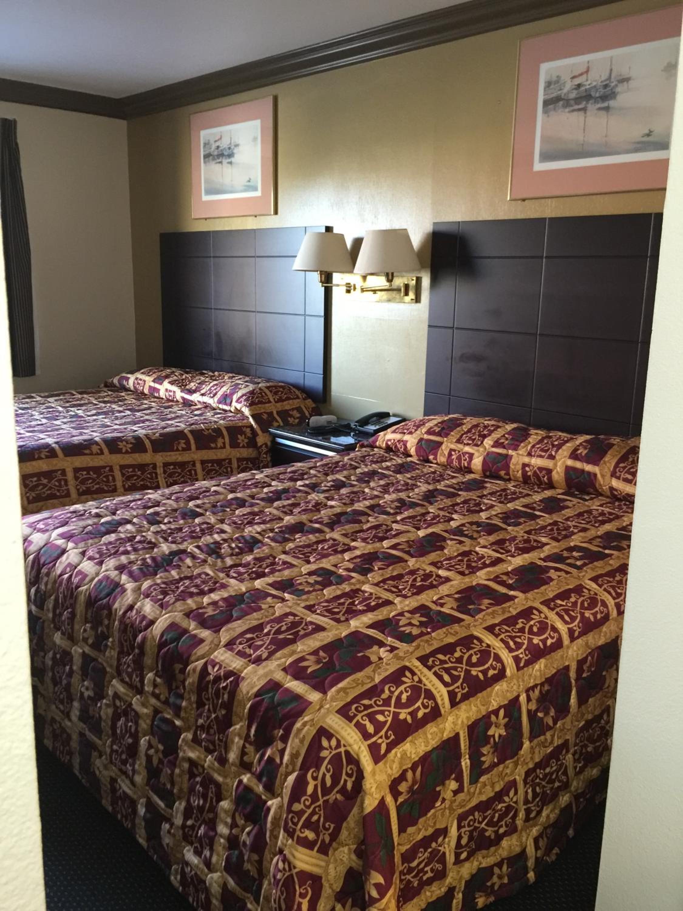 Queen Room with Two Queen Beds - Non-Smoking photo 1