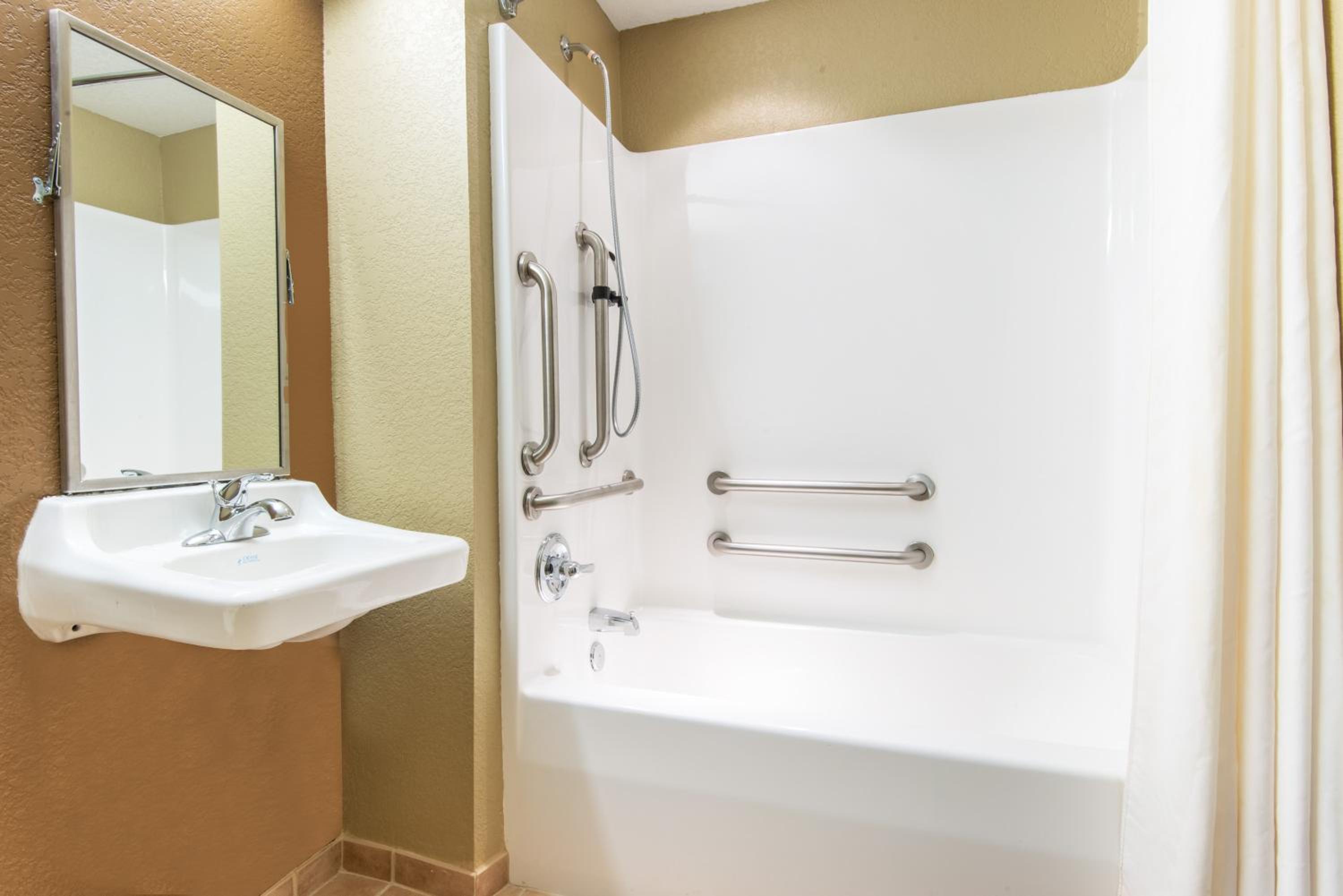 1 Queen Bed, Deluxe Accessible Room, Non-Smoking - Photo 3