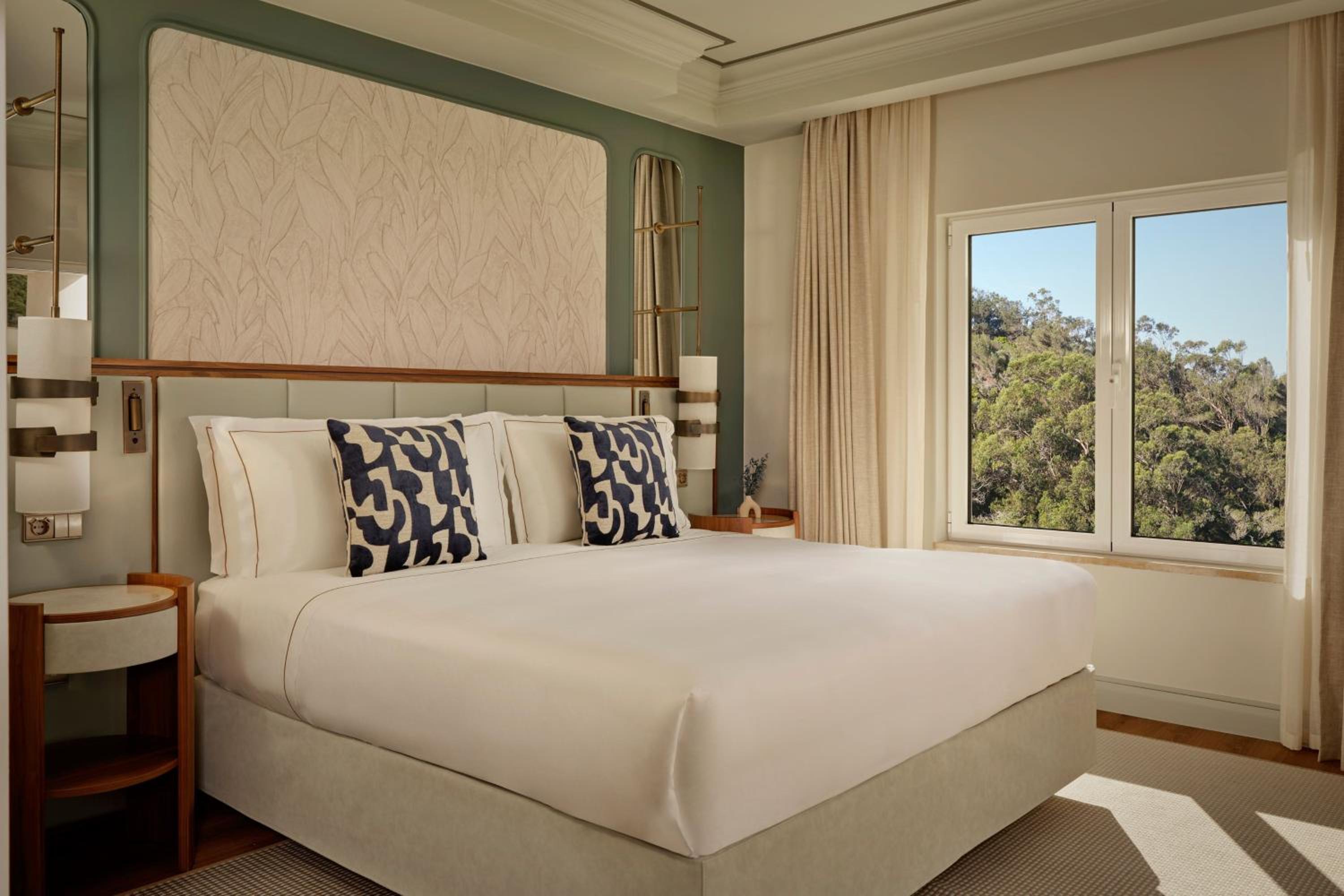 One-Bedroom Executive King Suite with Resort View