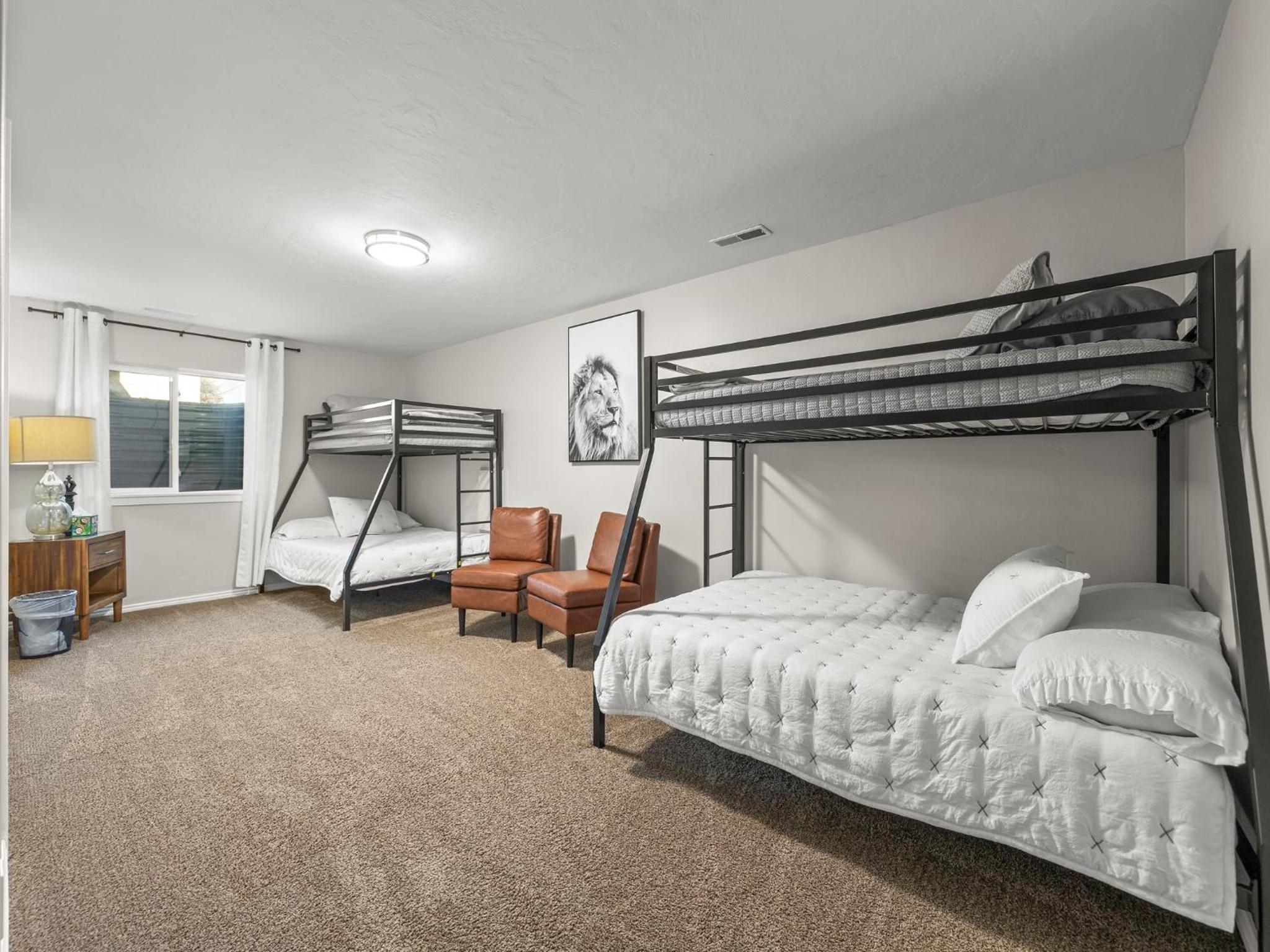 Six-Bedroom House photo 1