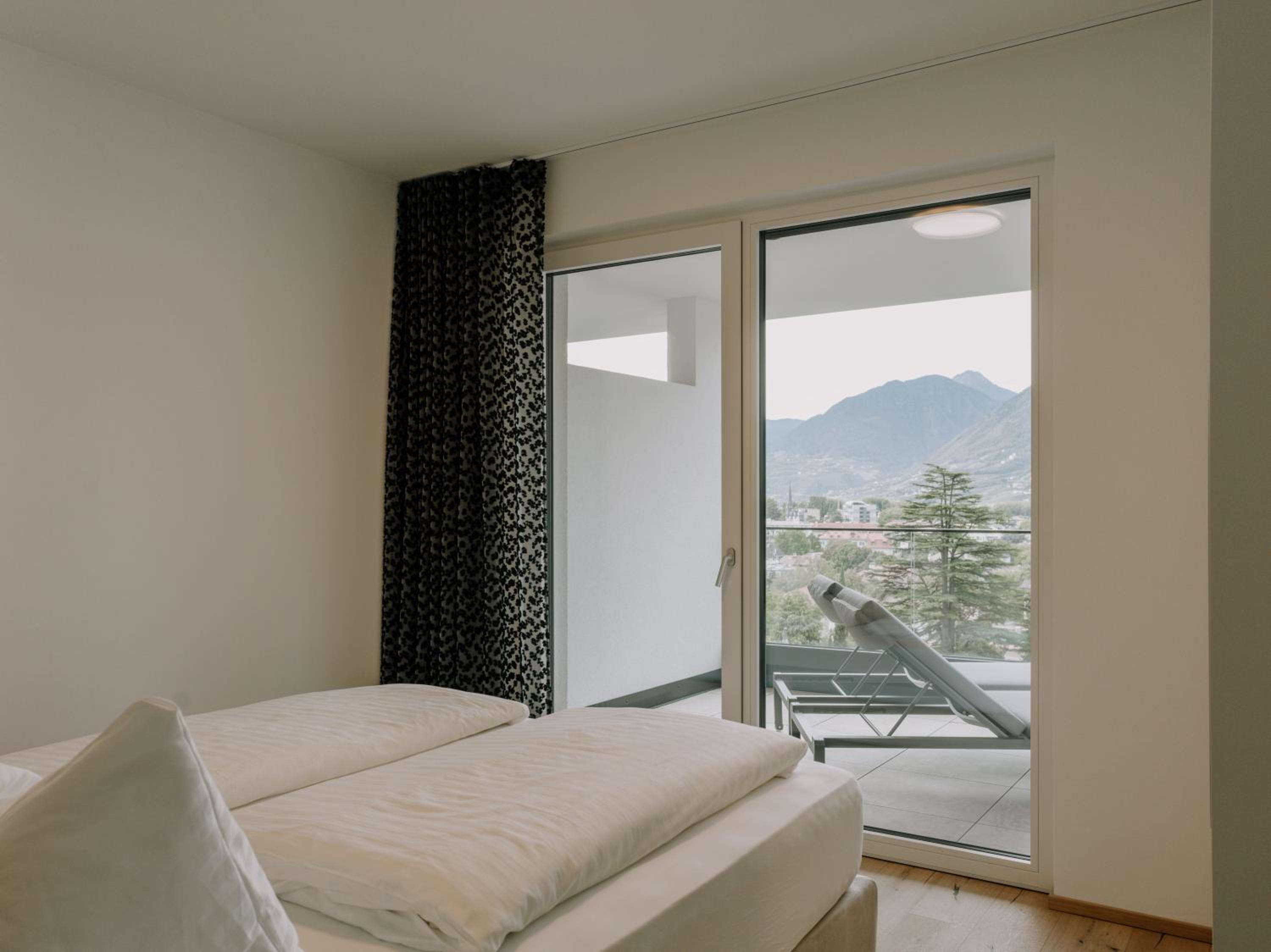 Apartment with Mountain View