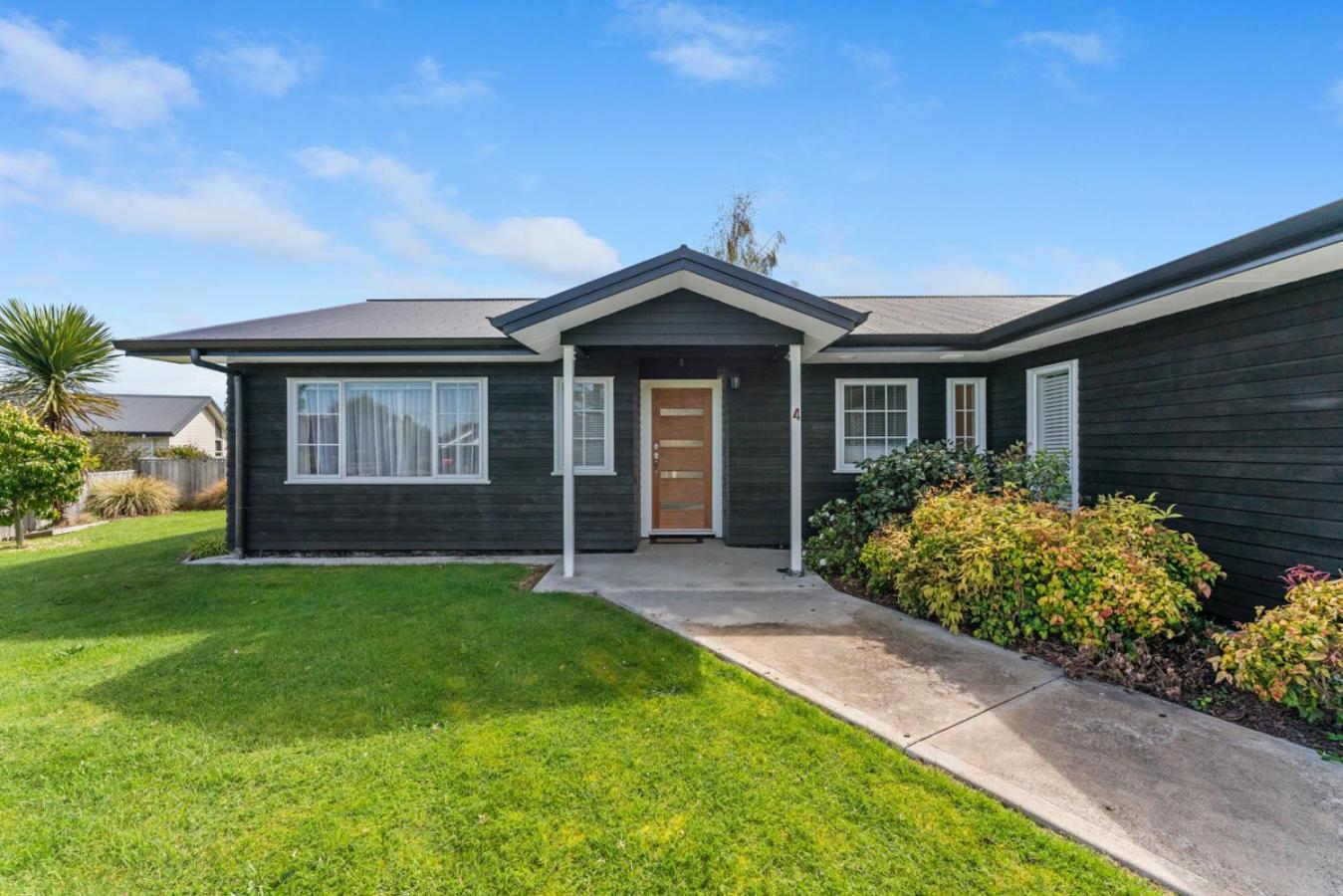 Three-Bedroom House photo 2