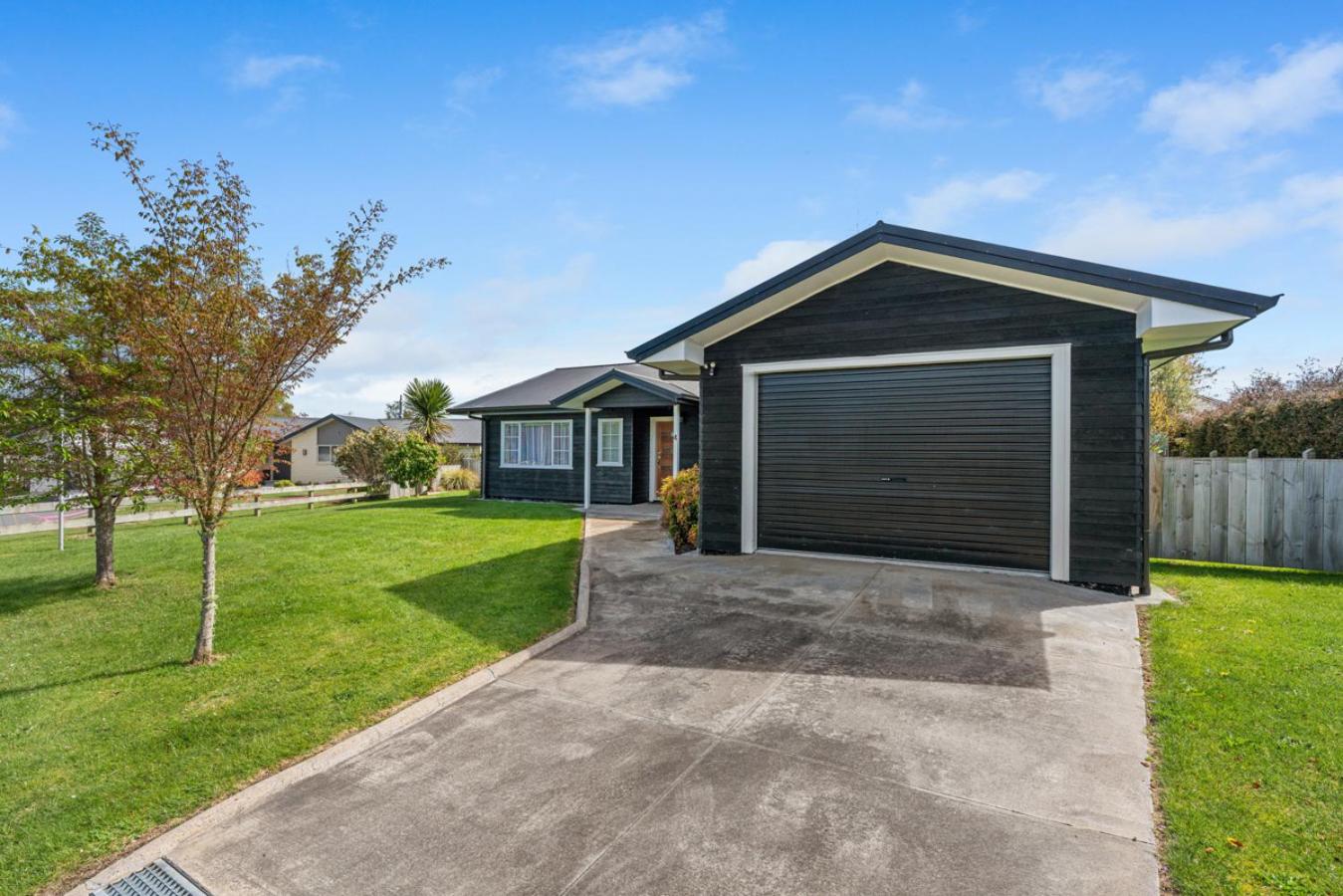 Three-Bedroom House photo 3