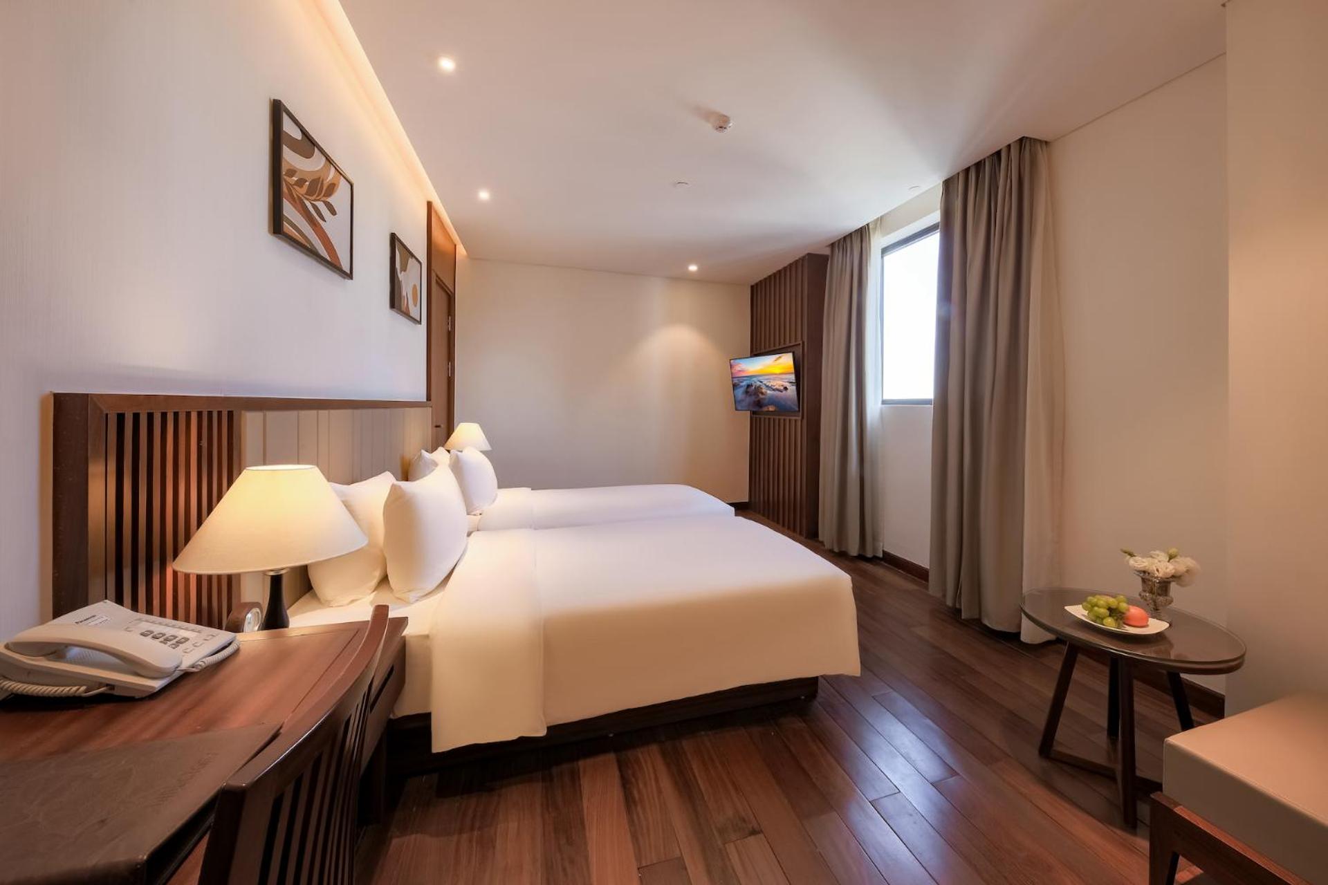 Deluxe Twin with Partial Sea View - Photo 4