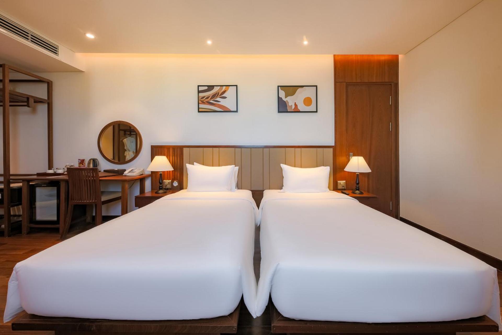 Deluxe Twin with Partial Sea View - Photo 5