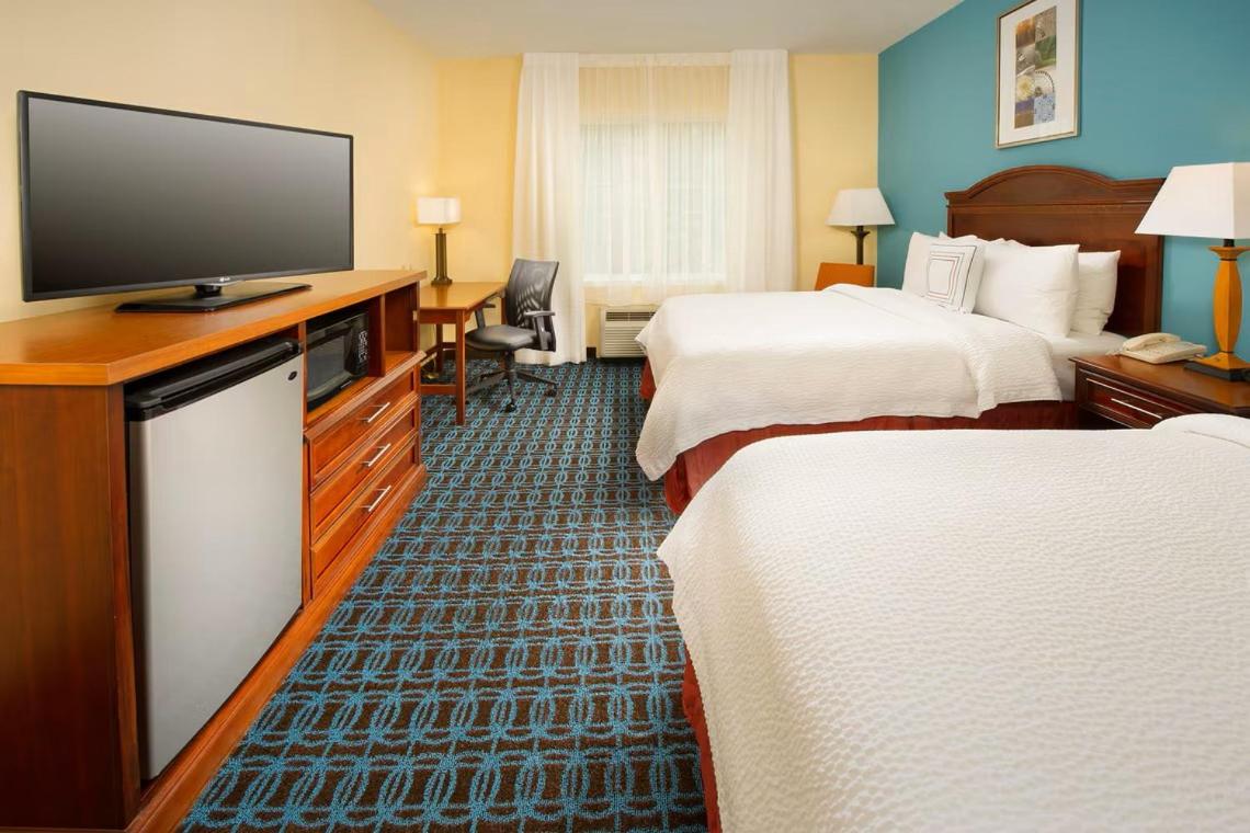 Larger Suite, 2 Queen, Sofa bed photo 2