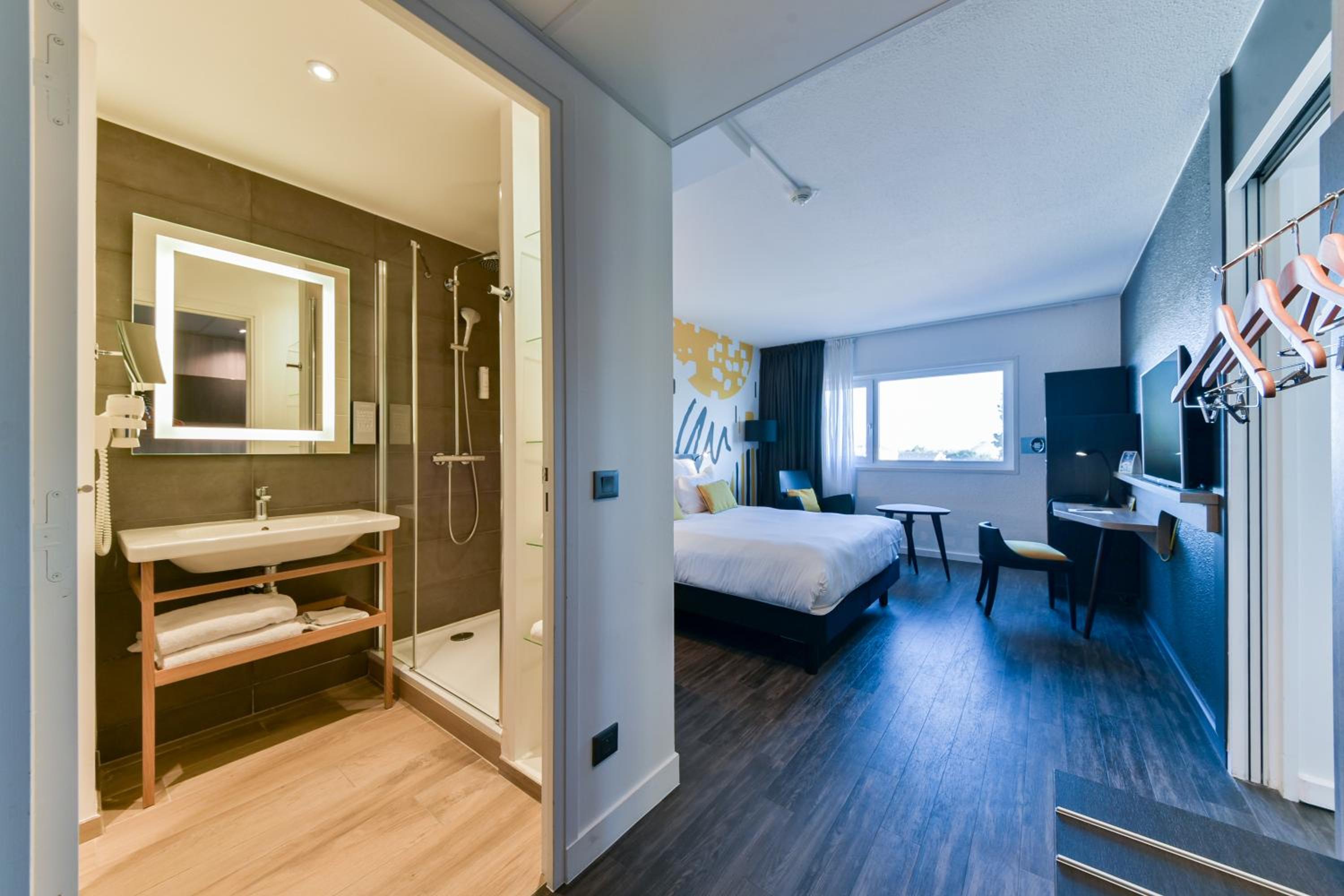 Suite with 1 Double Bed and 1 Sofa Bed