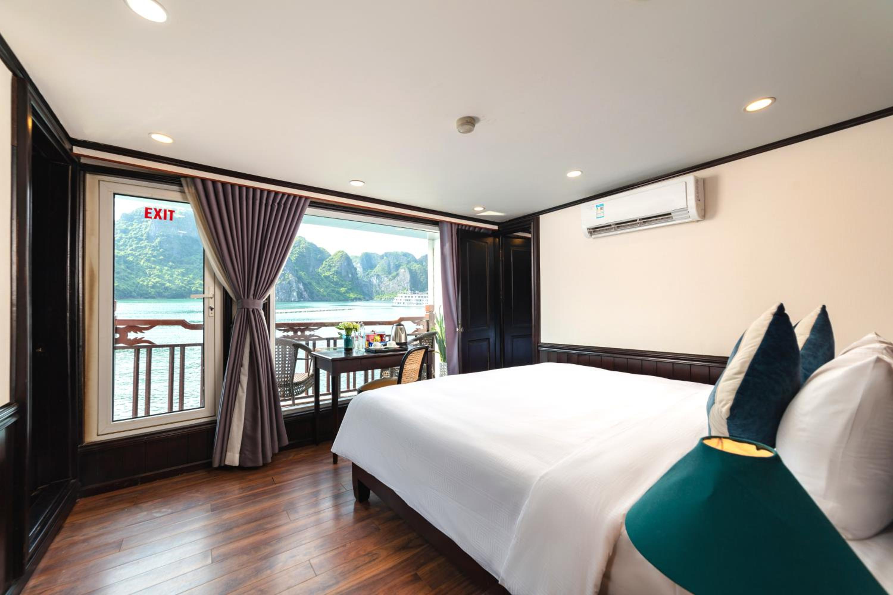 Senior Suite with Private Balcony and Bathtub photo 1