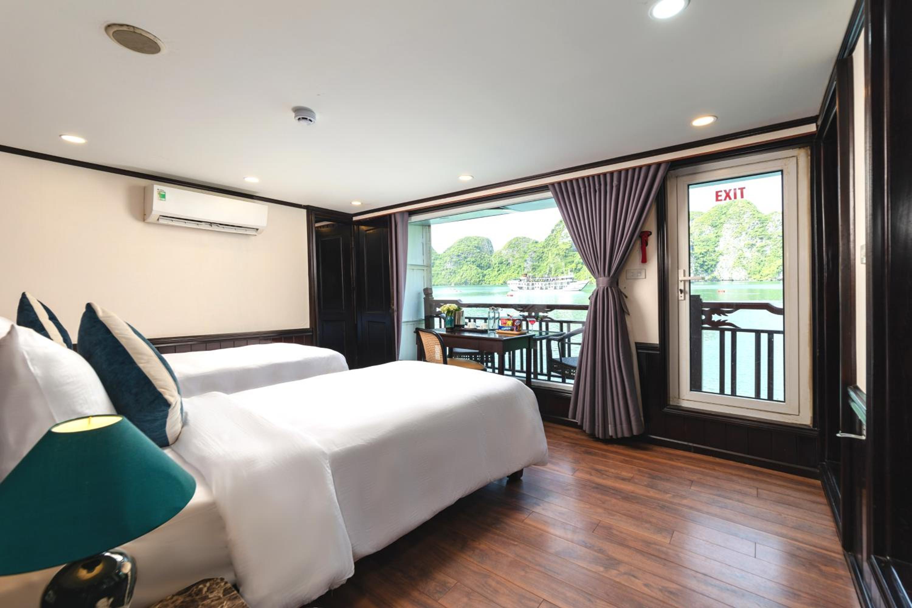 Senior Suite with Private Balcony and Bathtub photo 2