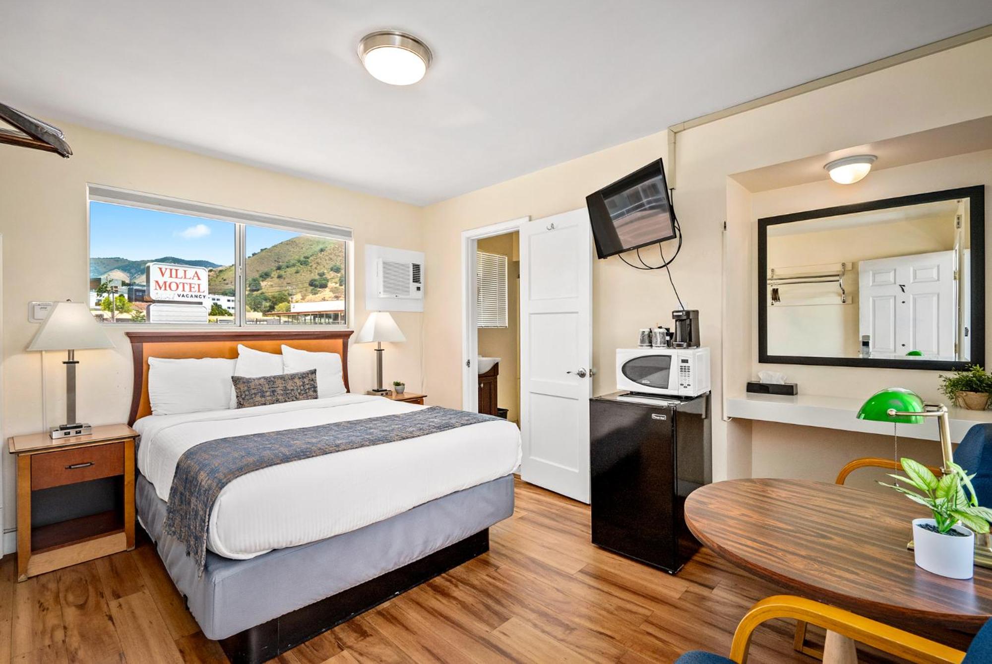 Queen Room photo 2