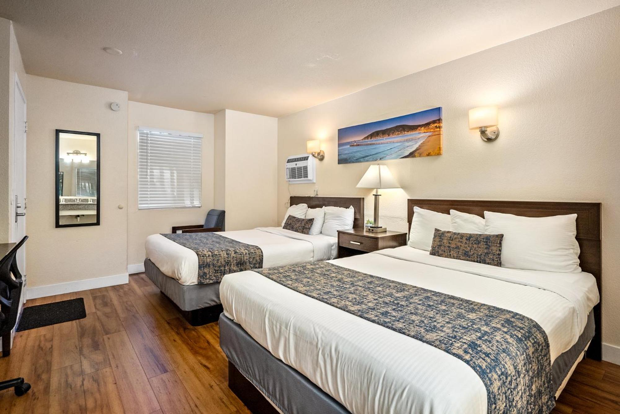 Queen Room with Two Queen Beds photo 2