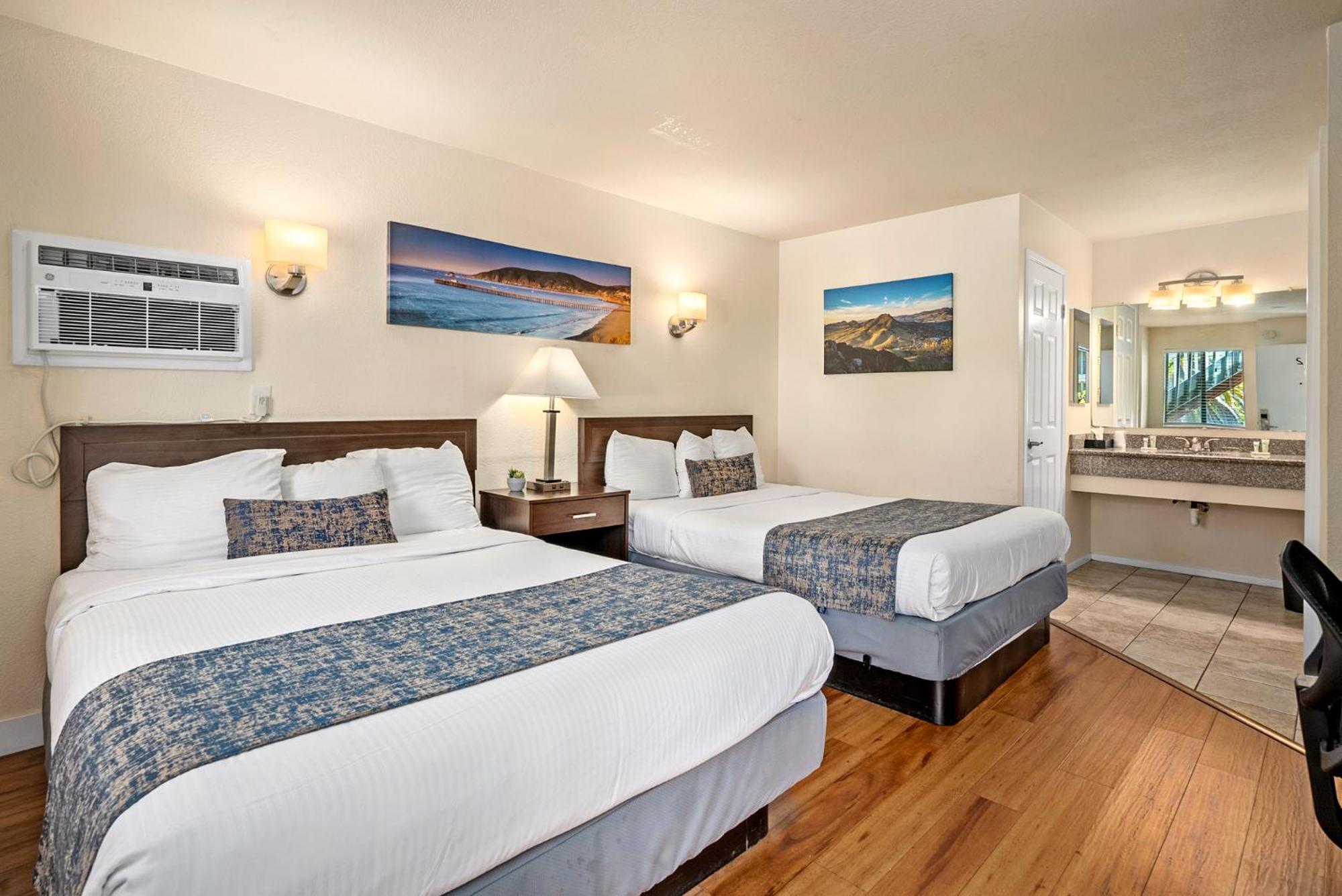 Queen Room with Two Queen Beds photo 1