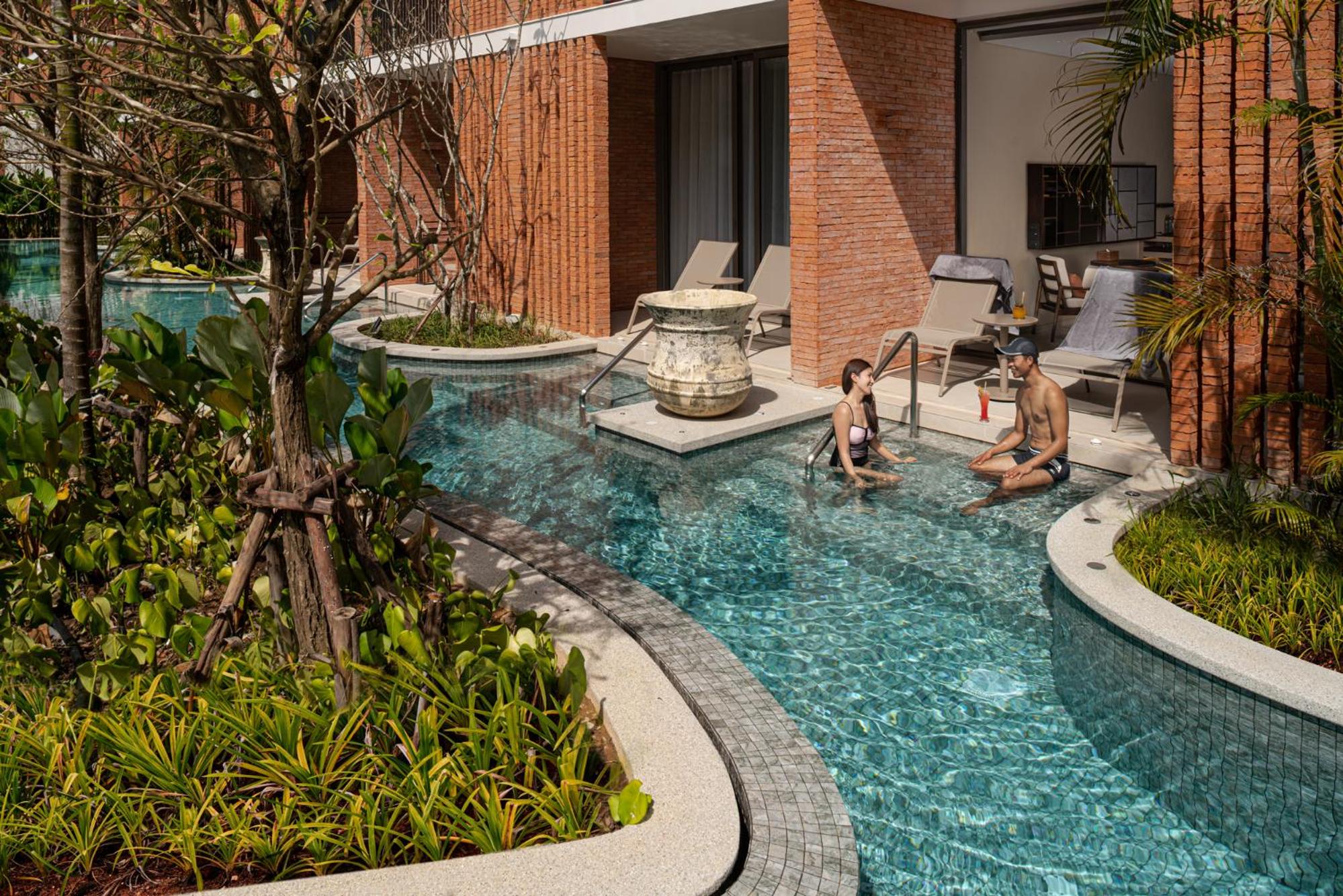Family Suite with Pool Access - Photo 7