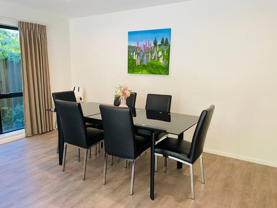 Three-Bedroom House photo 2