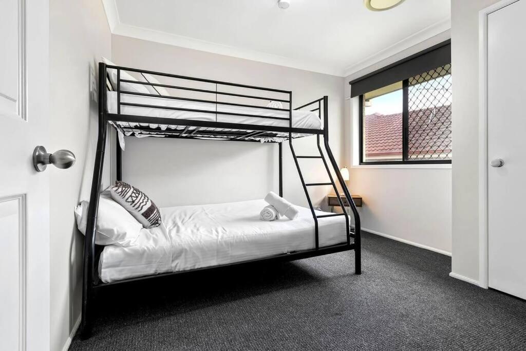 Seven-Bedroom House photo 1