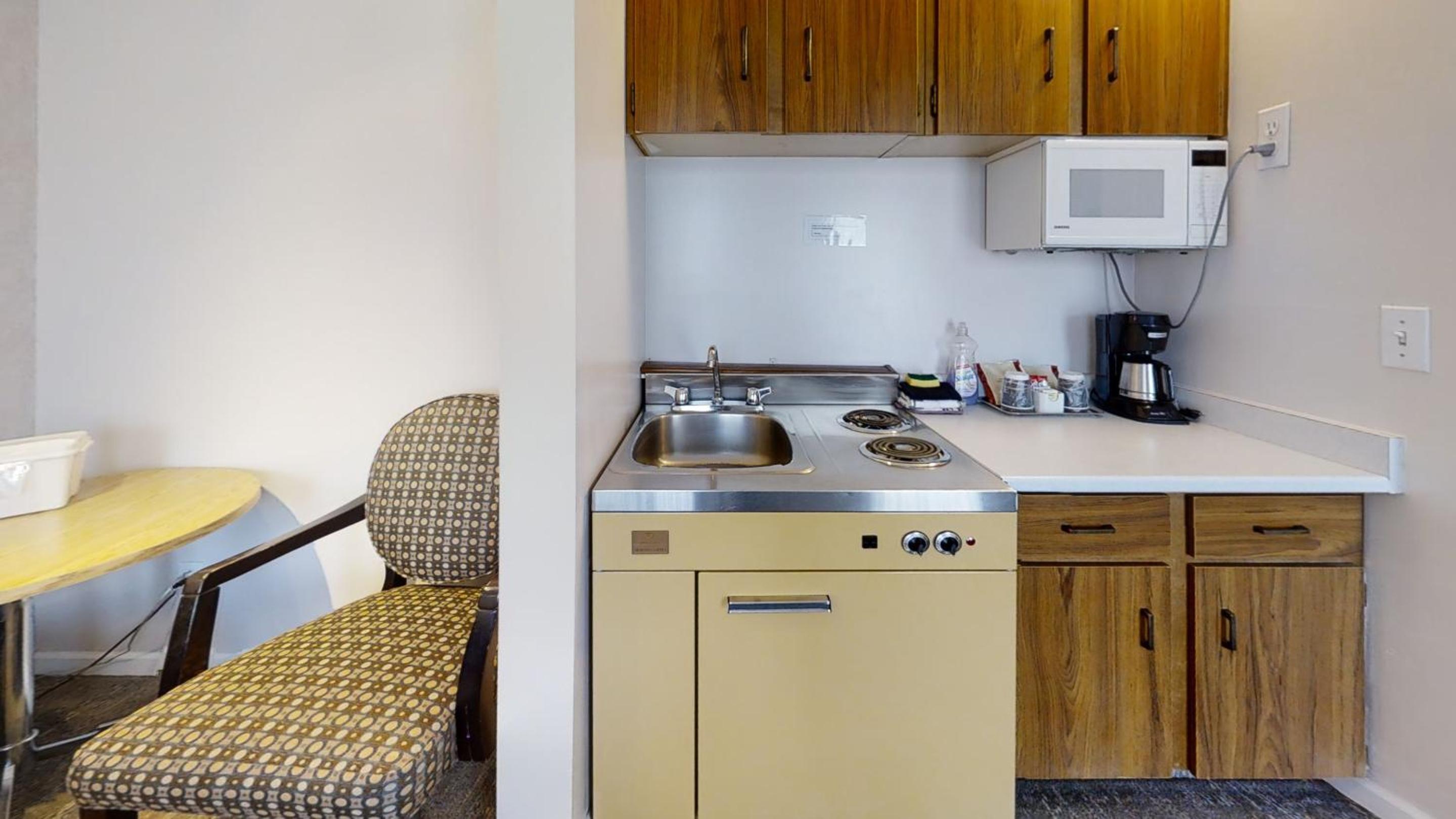 Standard 1 Queen with Kitchenette (Pet Friendly) photo 1