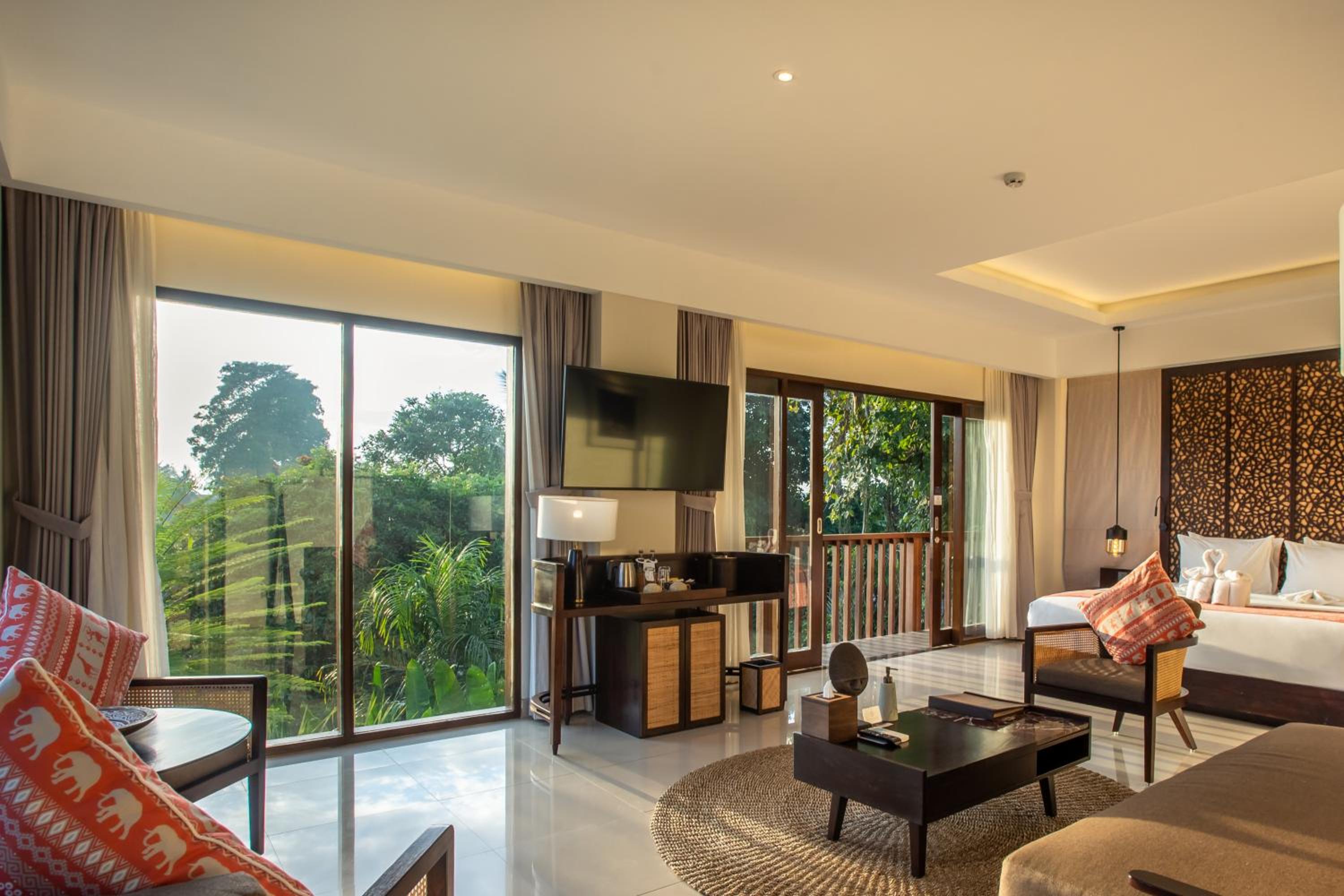Panoramic Suite Room with FREE Daily Ubud Shuttle Service, FREE Professional Photo Session, FREE Daily Mini-bar Enjoyment, FREE Curated Daily Activities, FREE 1x Afternoon Tea photo 2