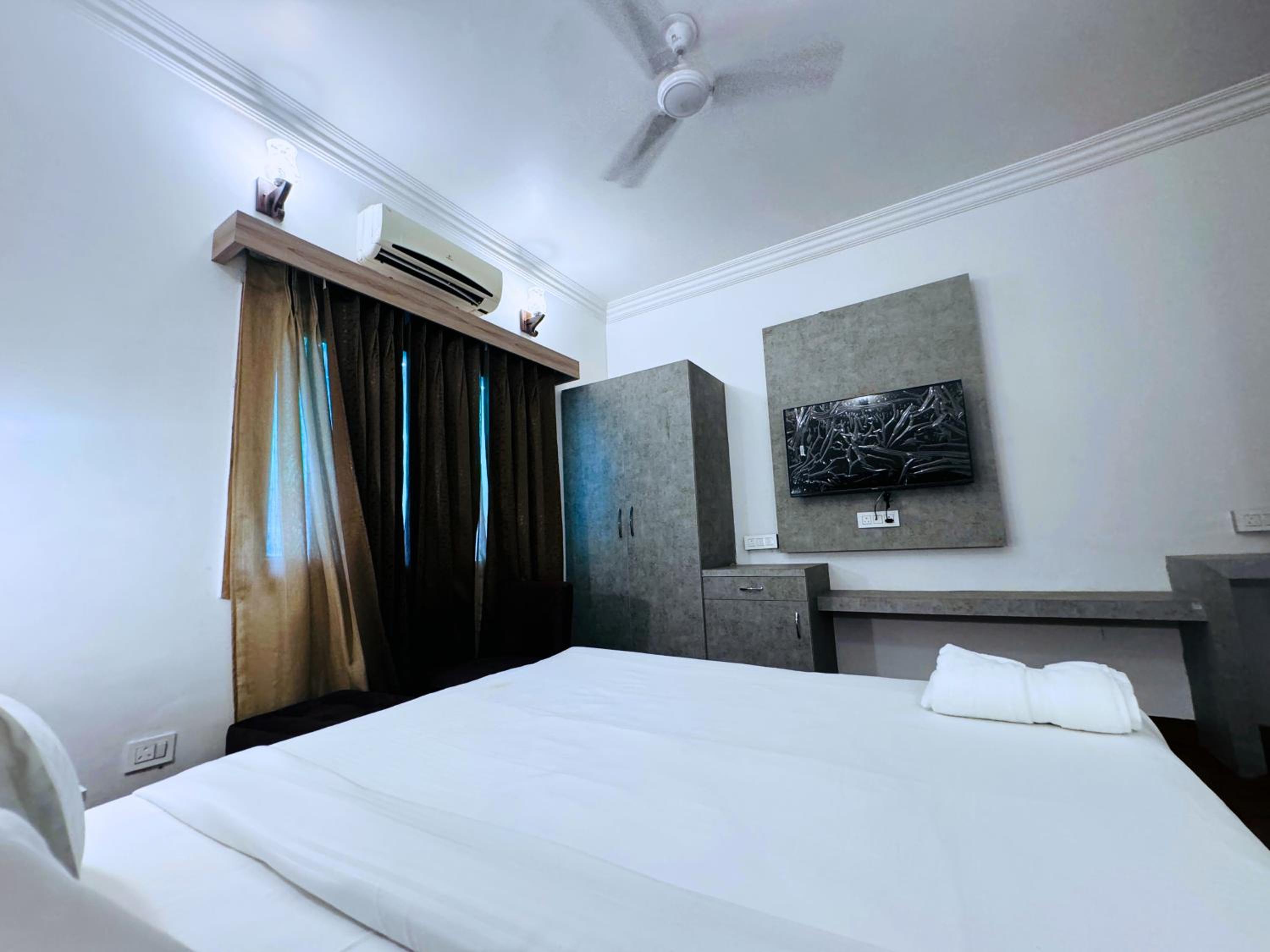 Deluxe King Suite photo 1