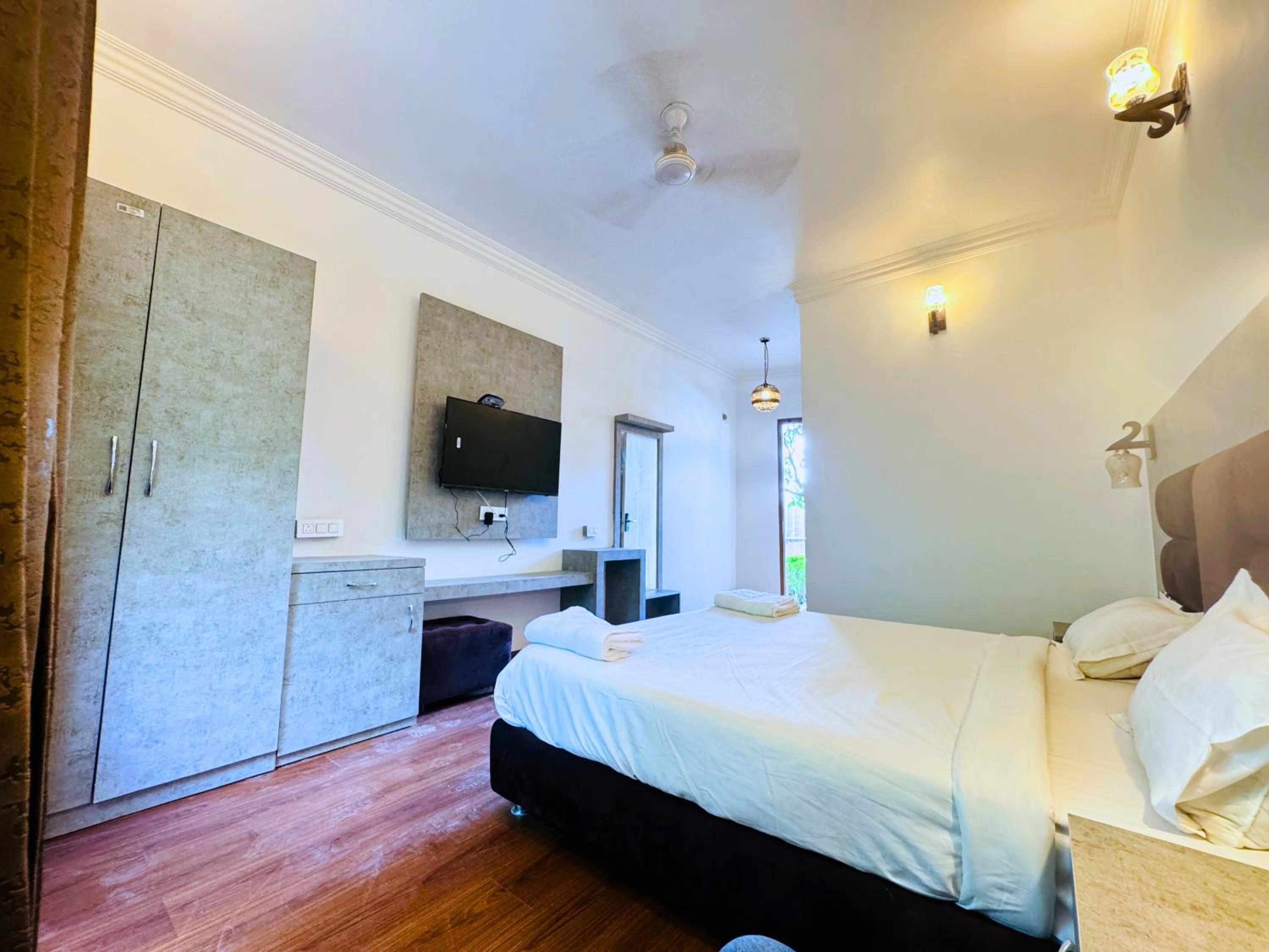 Deluxe King Suite photo 2