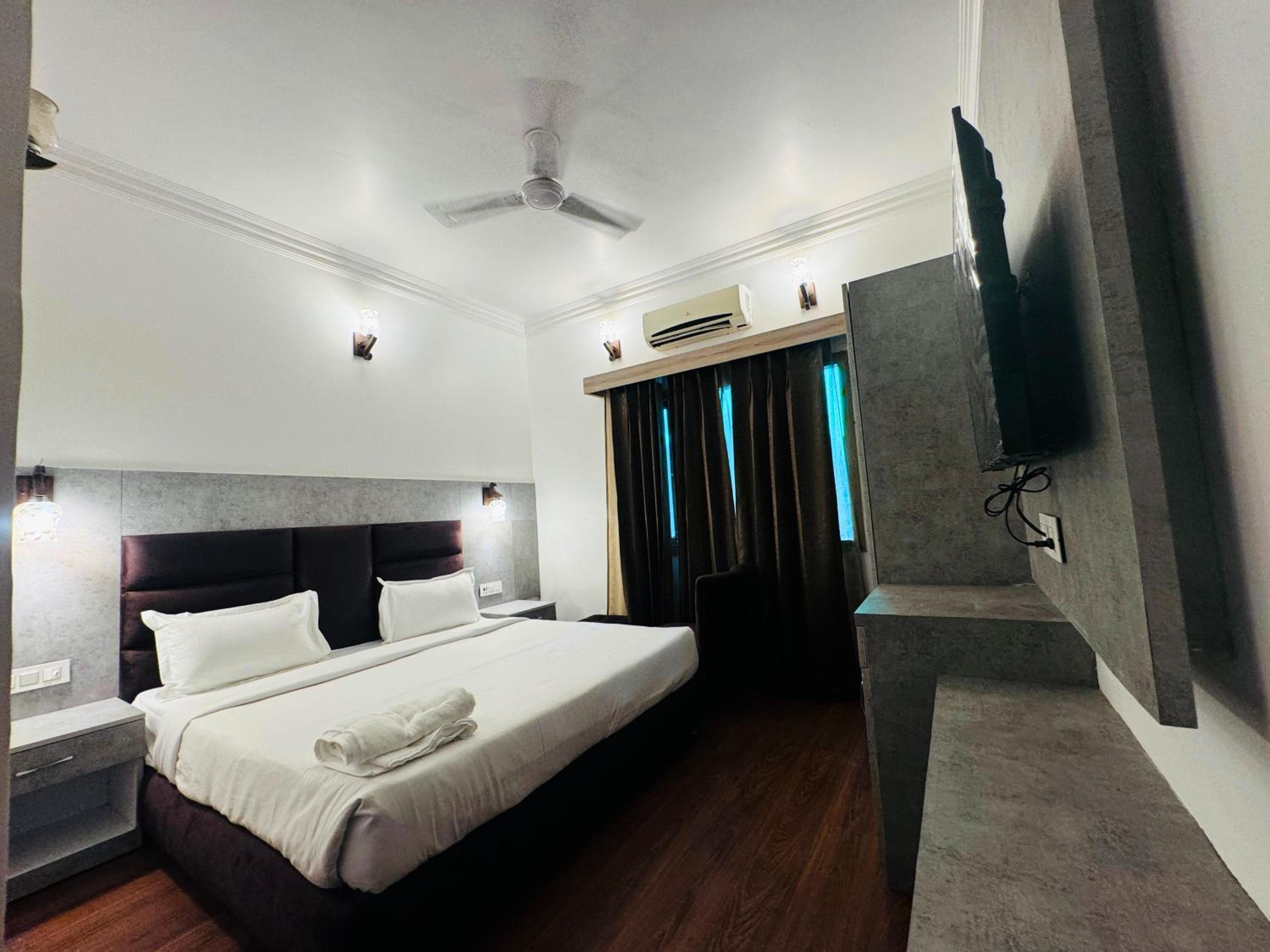 Deluxe King Suite photo 3