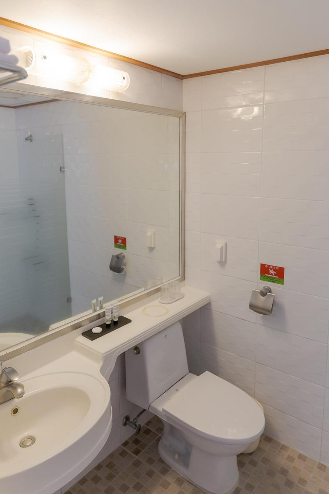 Standard Twin Room with No View photo 2