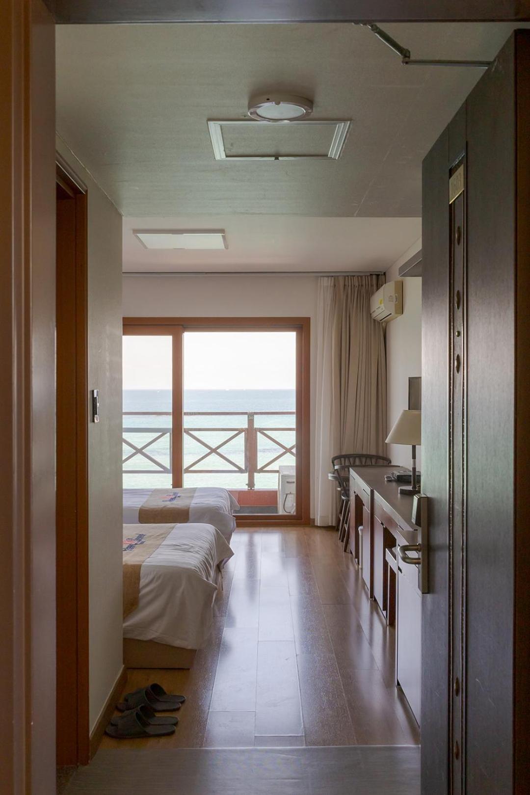 Deluxe Twin Room with Sea View - Photo 3