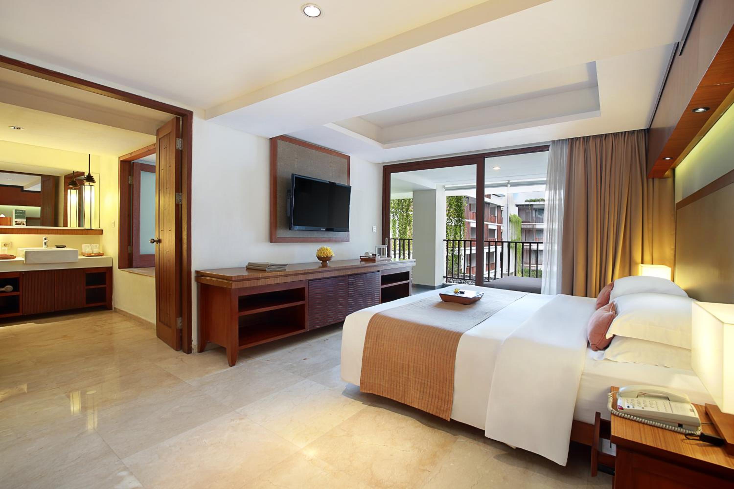 Deluxe Suite Pool View with Spa Bath