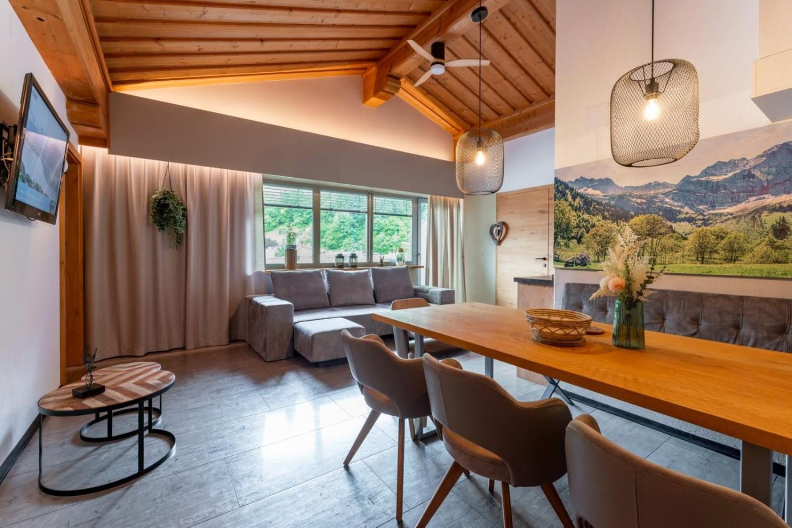 Three-Bedroom Apartment with Balcony Alm 2