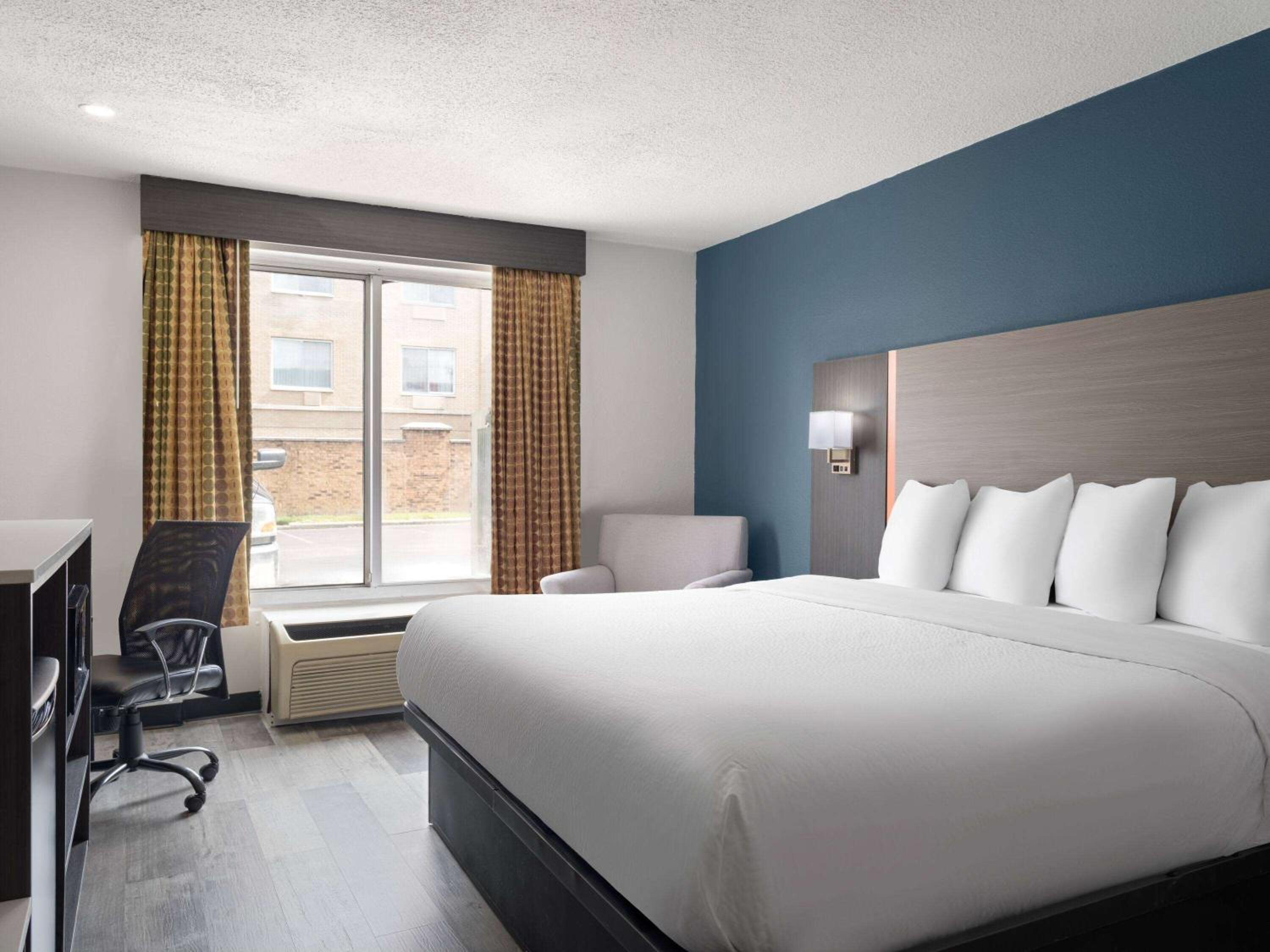 King Room with Mobility/Hearing Access and Roll-In Shower, Non-Smoking - Photo 4
