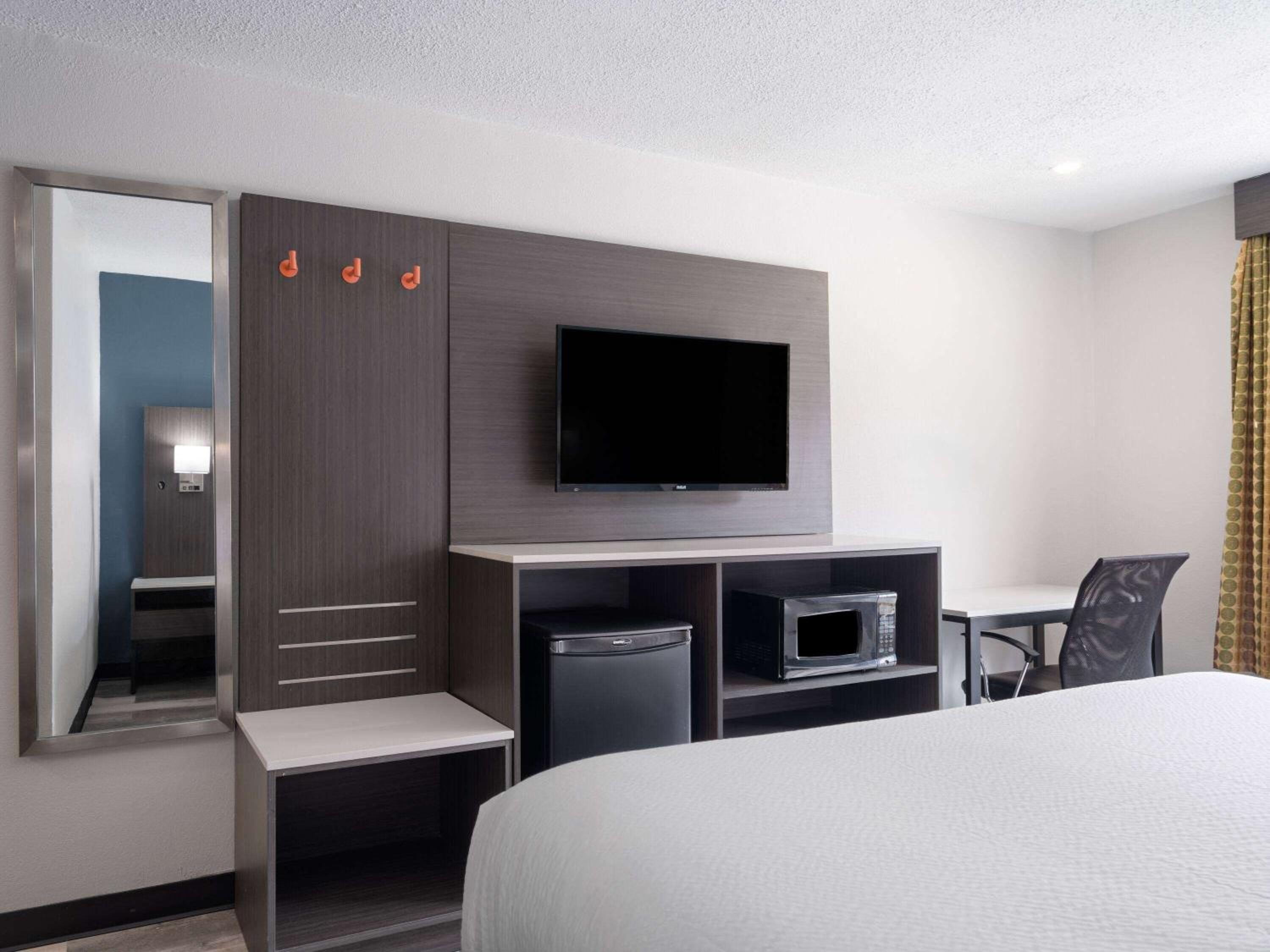 King Room with Mobility/Hearing Access and Roll-In Shower, Non-Smoking - Photo 3